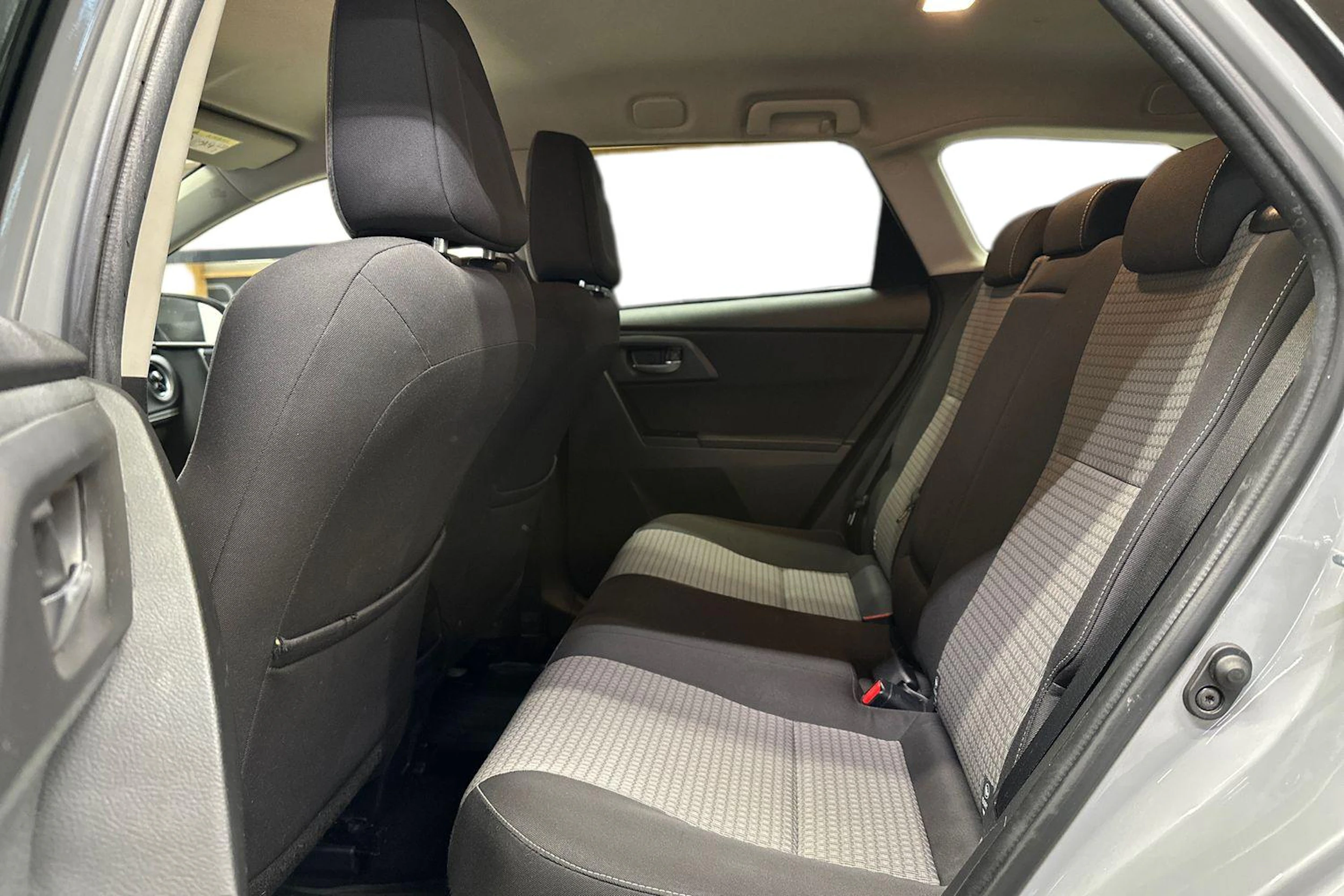 harmaa Toyota Auris 2018 kuva 8.