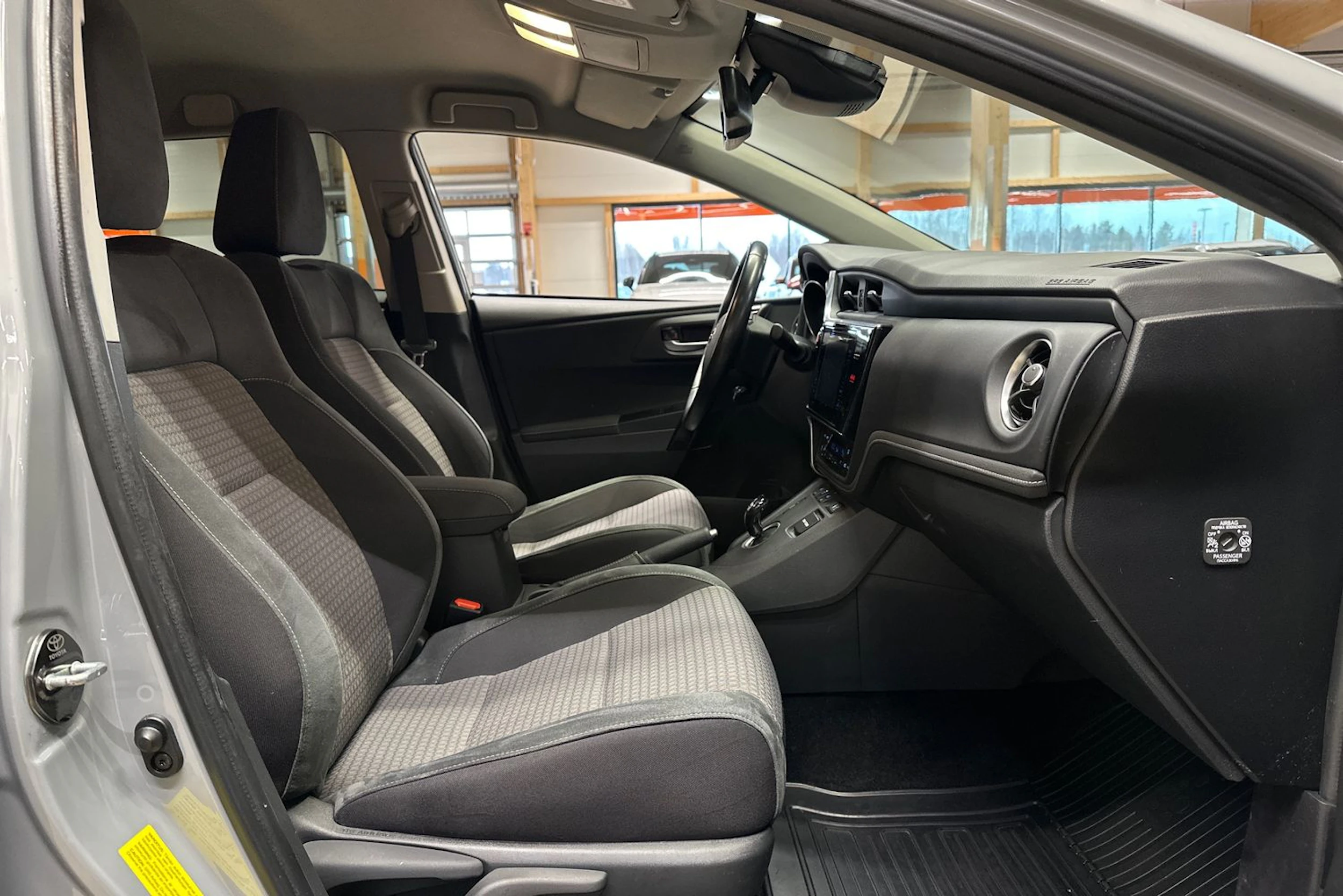harmaa Toyota Auris 2018 kuva 11.
