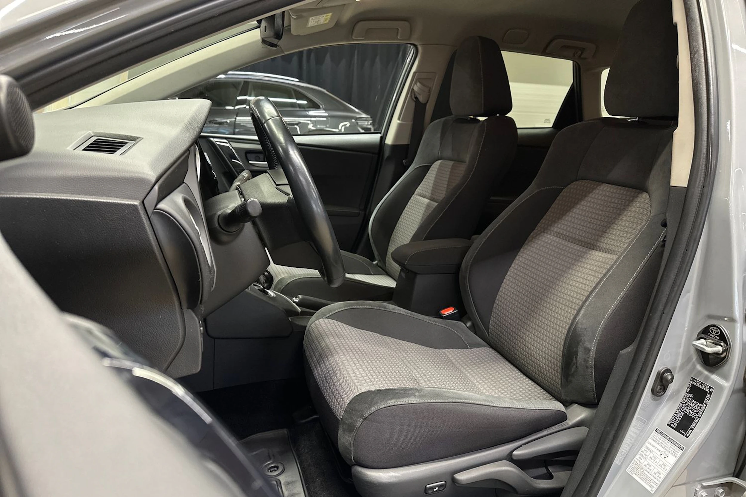 harmaa Toyota Auris 2018 kuva 12.