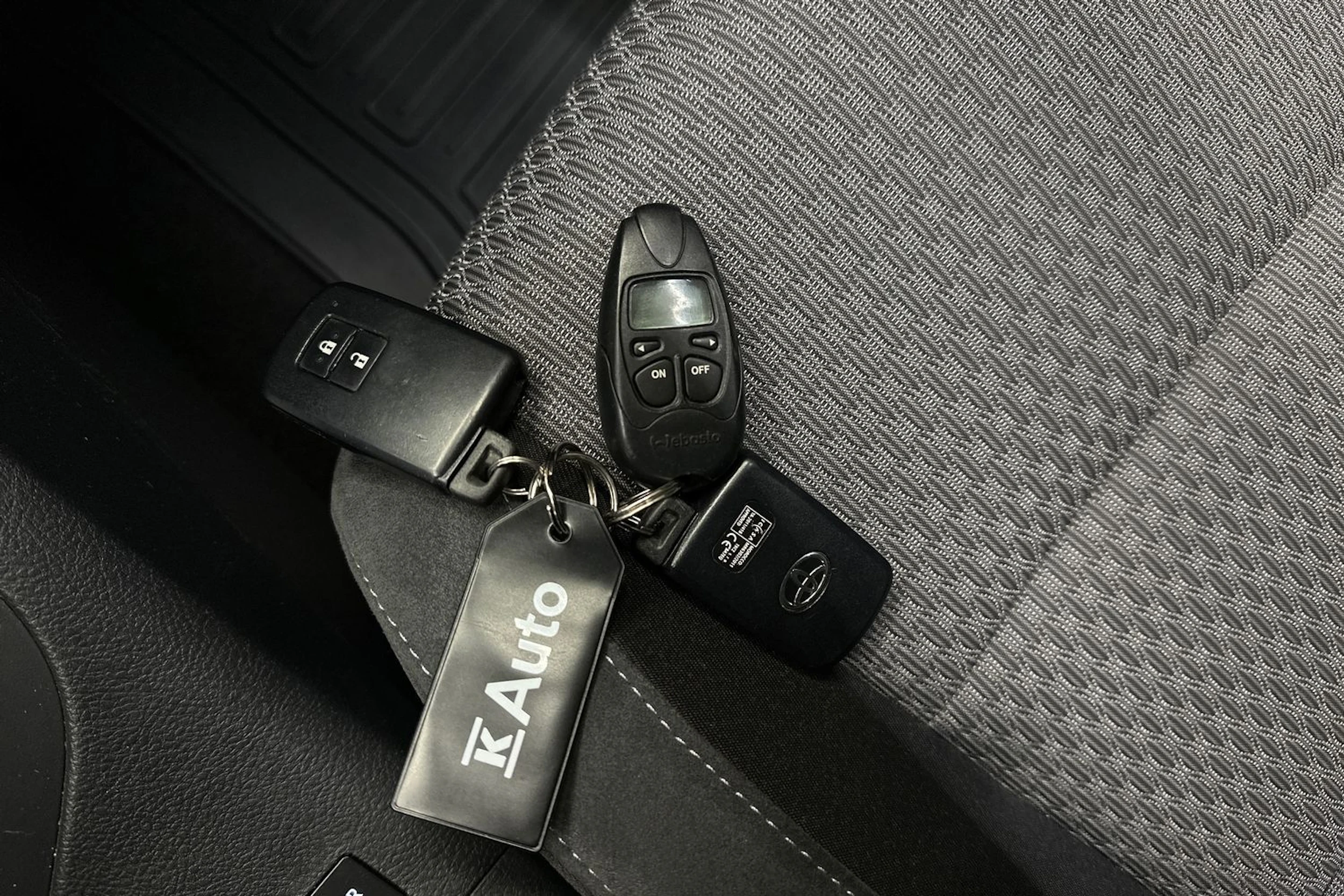 harmaa Toyota Auris 2018 kuva 19.