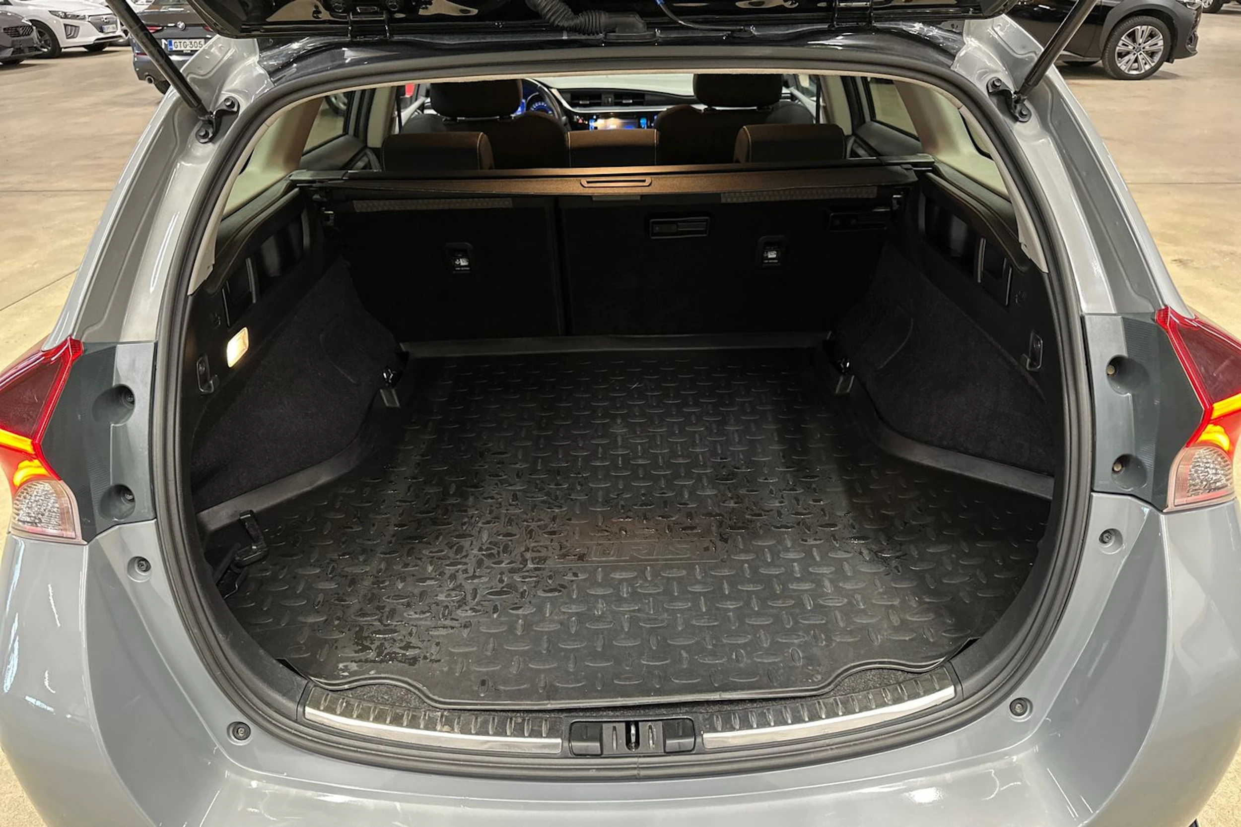 harmaa Toyota Auris 2018 kuva 26.