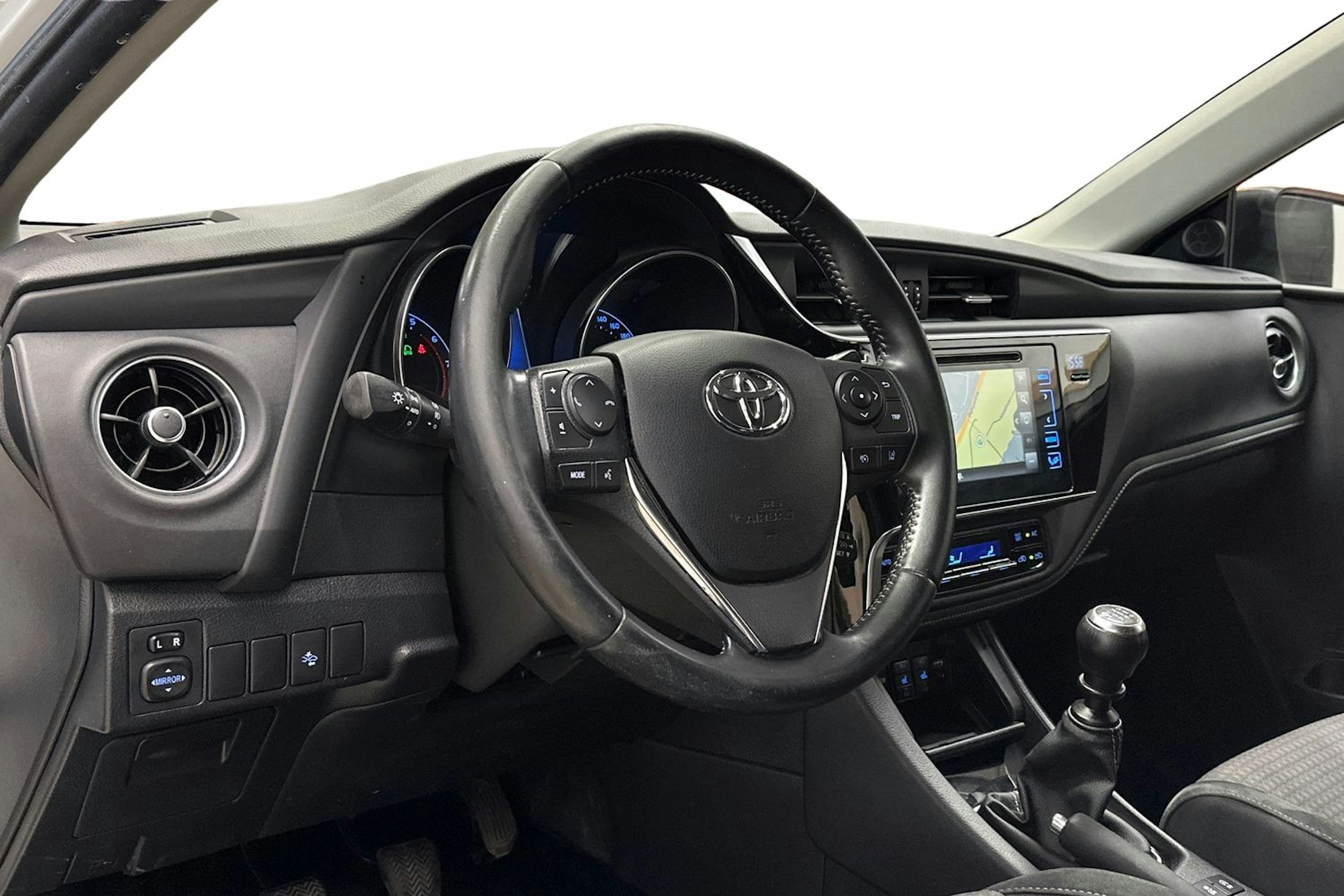 valkoinen Toyota Auris 2018 kuva 6.