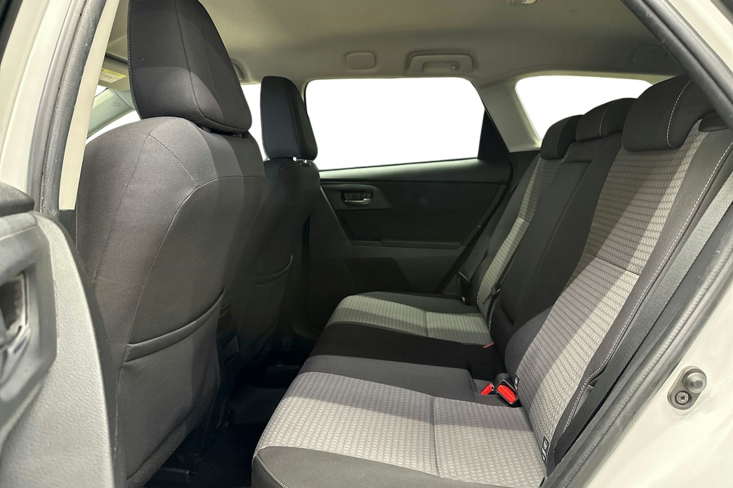 valkoinen Toyota Auris 2018 kuva 8.