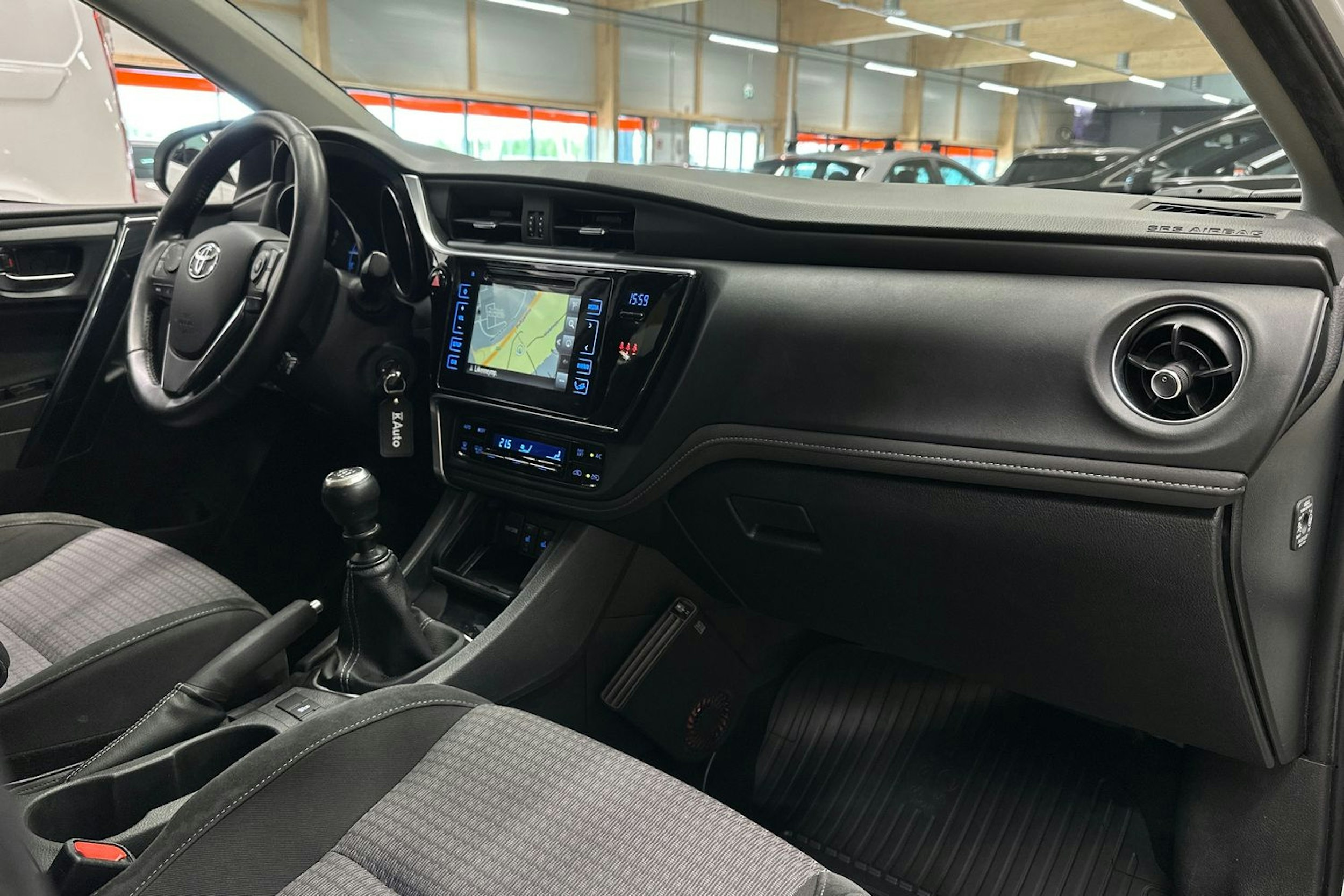 valkoinen Toyota Auris 2018 kuva 9.