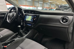 valkoinen Toyota Auris 2018 kuva 9.