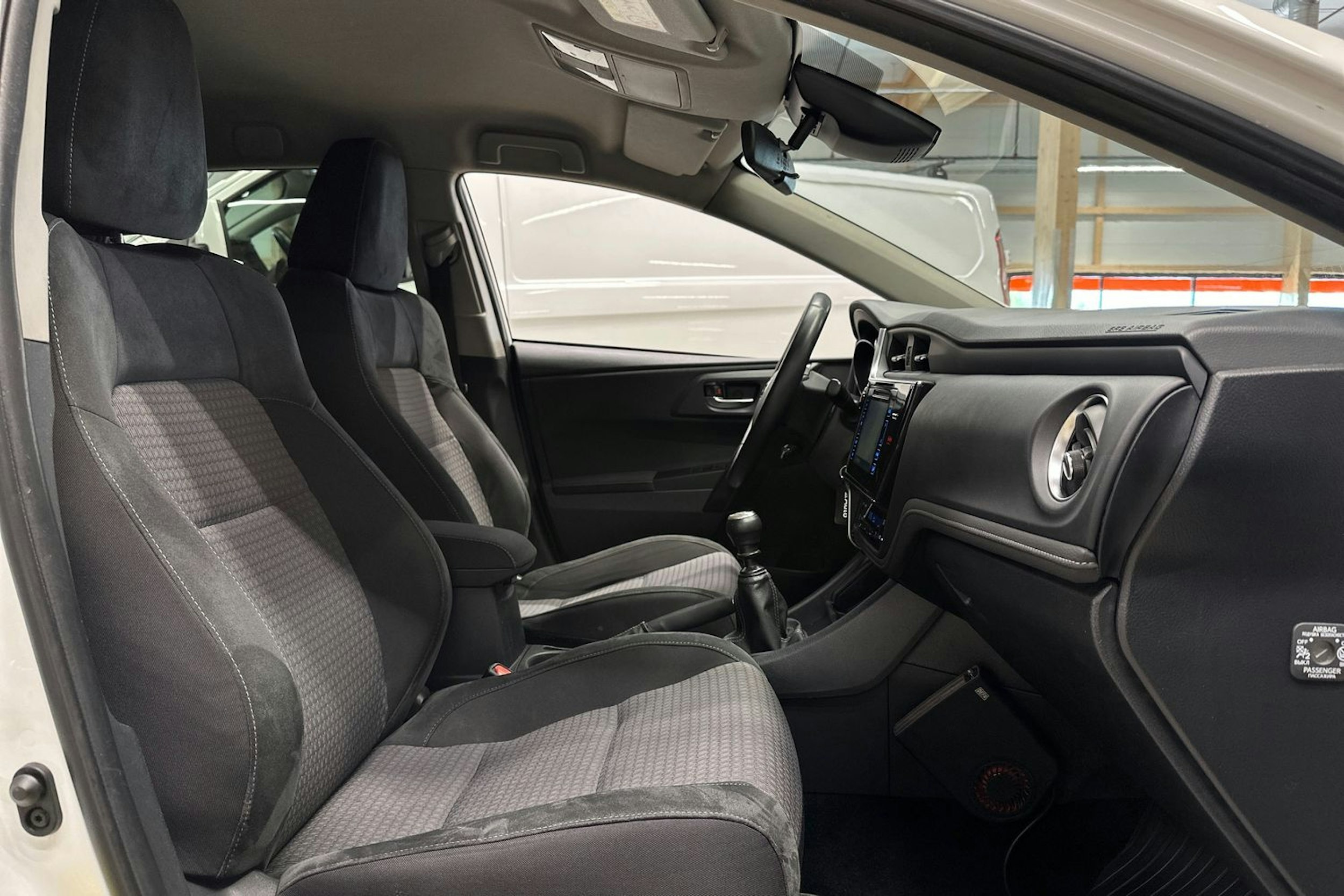 valkoinen Toyota Auris 2018 kuva 10.