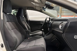 valkoinen Toyota Auris 2018 kuva 10.