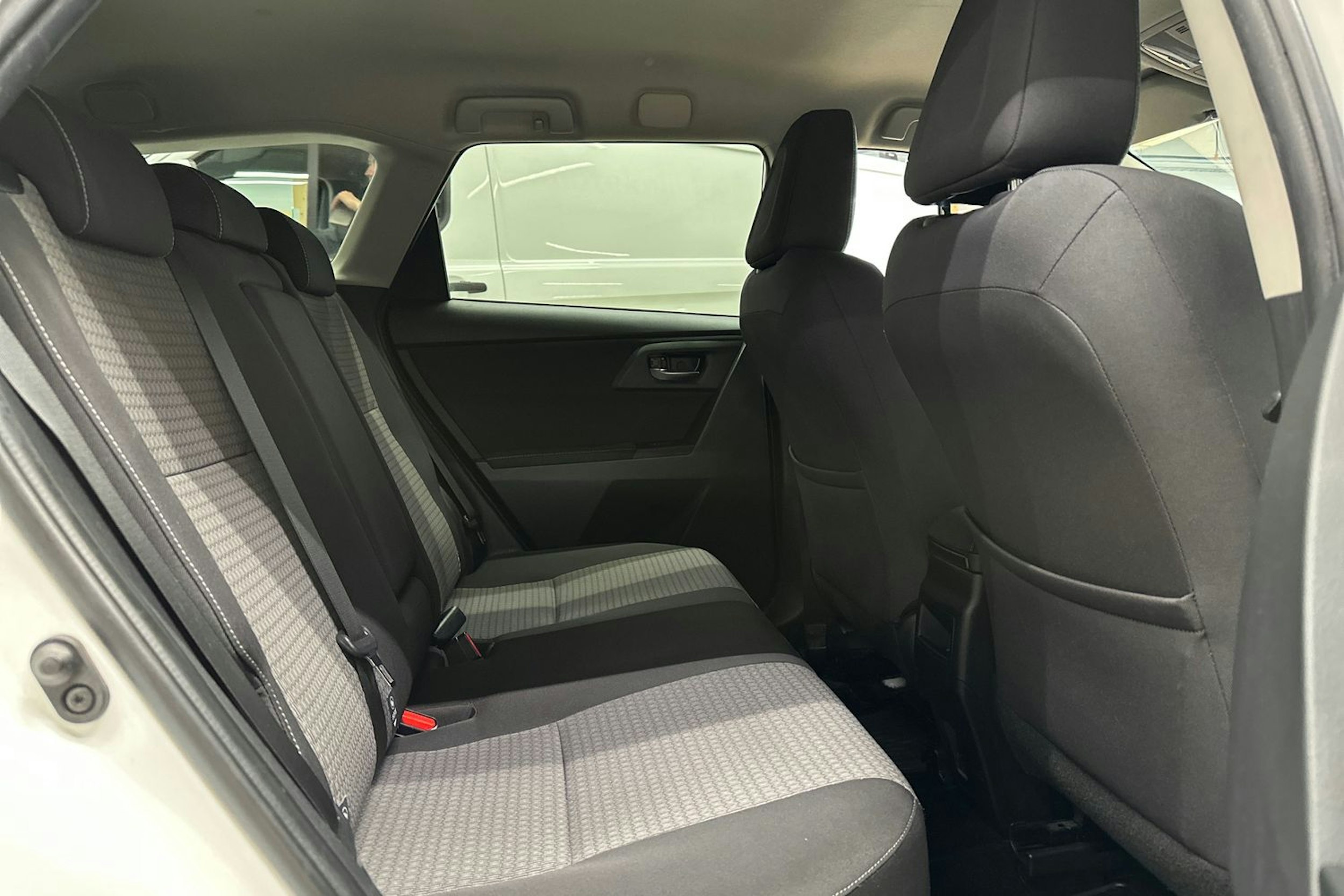 valkoinen Toyota Auris 2018 kuva 11.