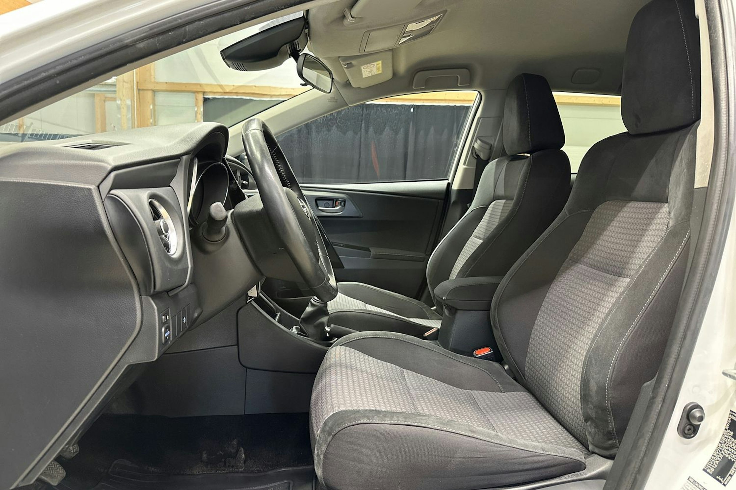 valkoinen Toyota Auris 2018 kuva 12.