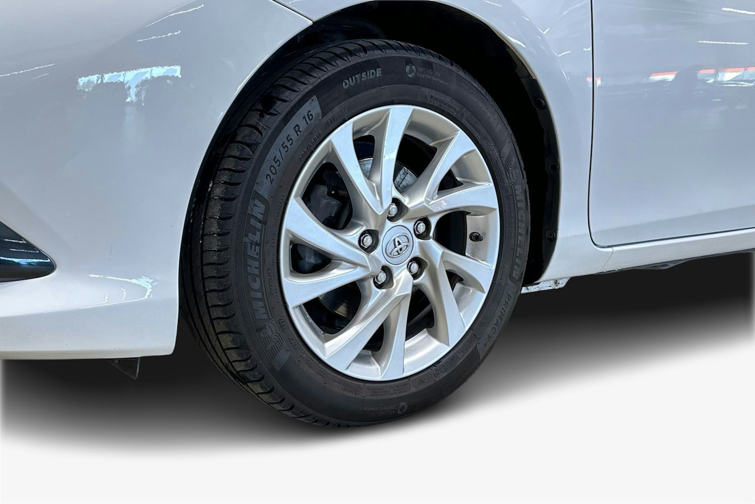 valkoinen Toyota Auris 2018 kuva 13.