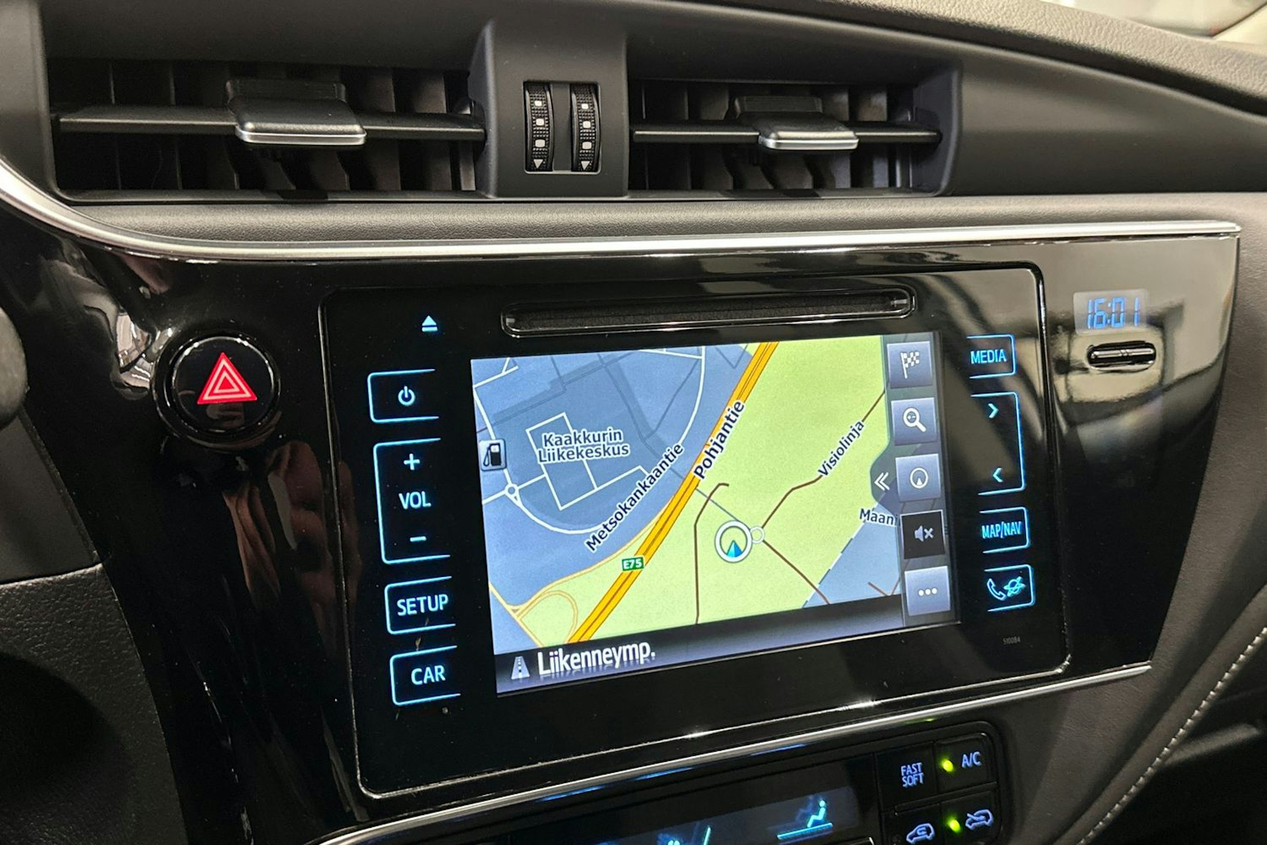 valkoinen Toyota Auris 2018 kuva 15.