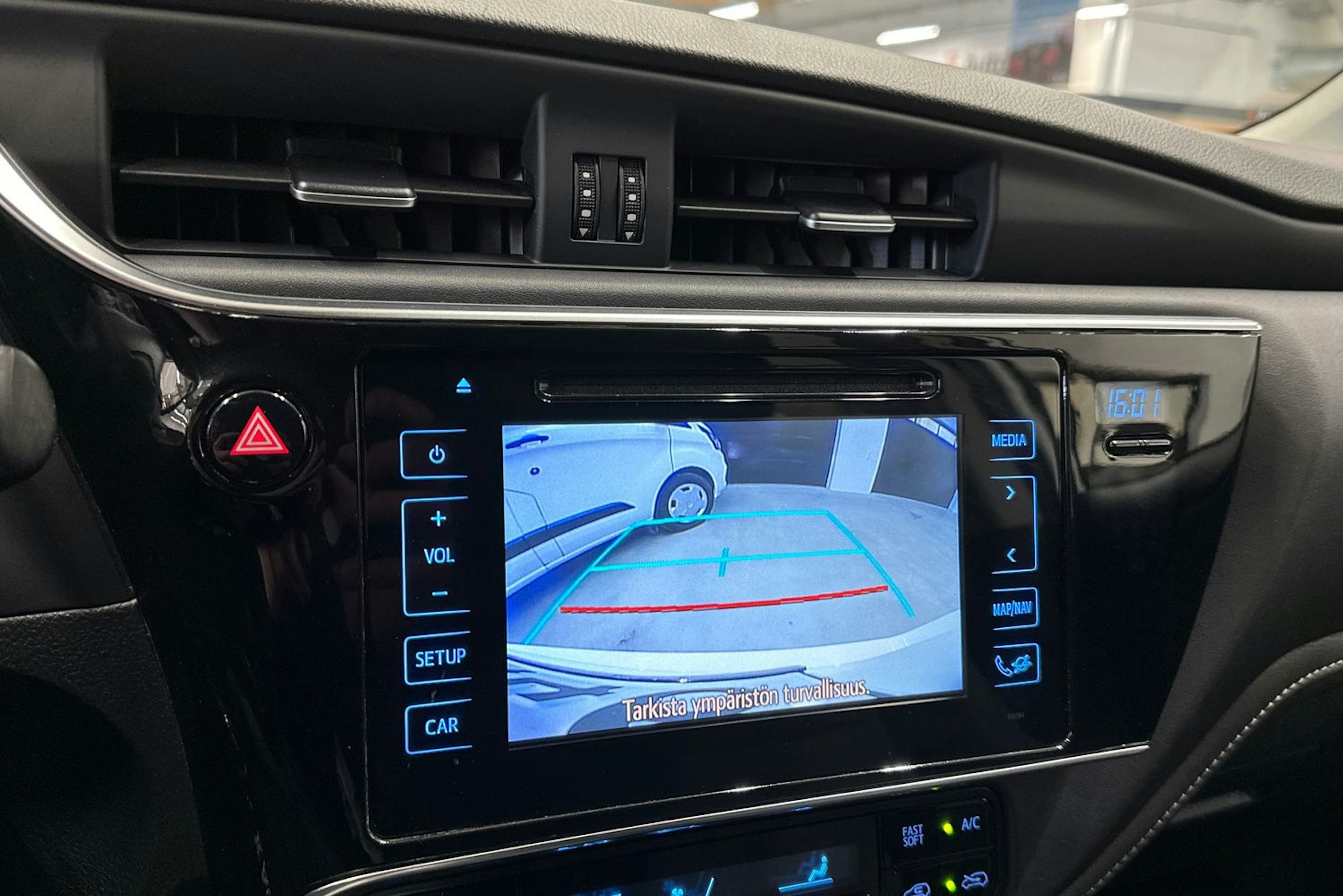 valkoinen Toyota Auris 2018 kuva 16.