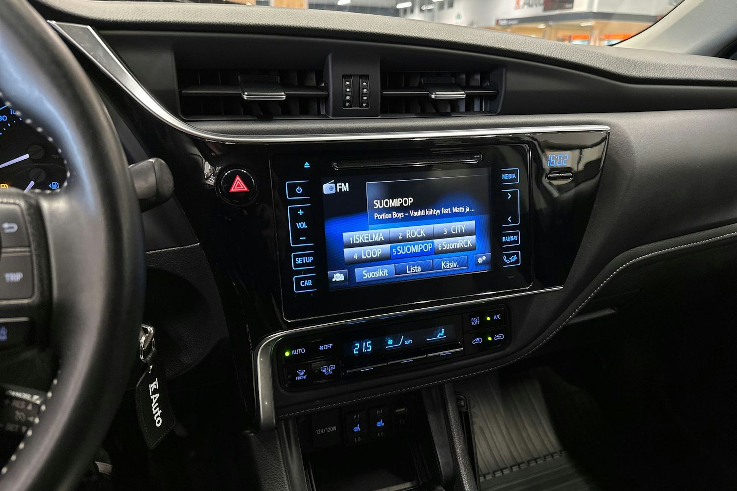 valkoinen Toyota Auris 2018 kuva 17.