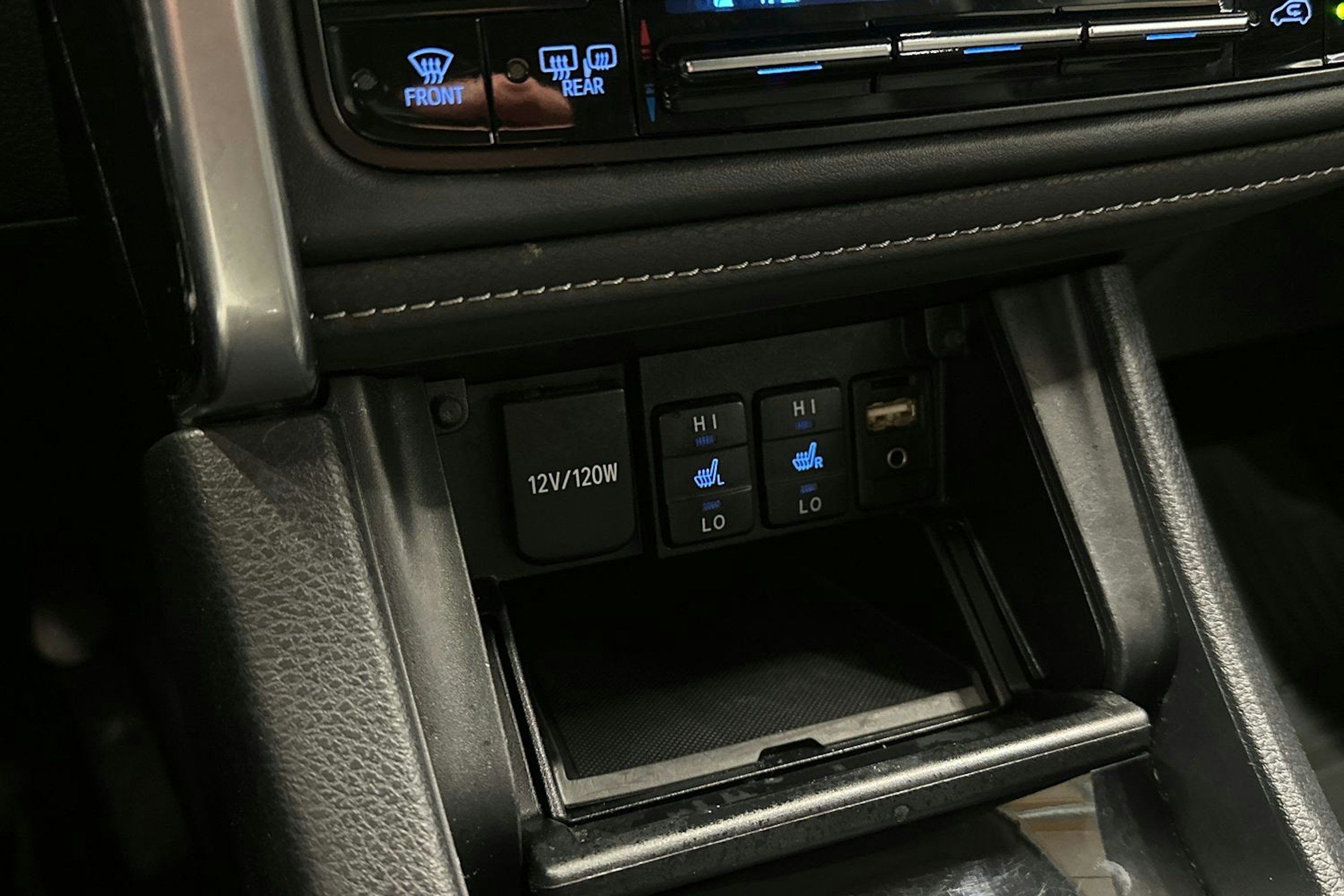 valkoinen Toyota Auris 2018 kuva 18.