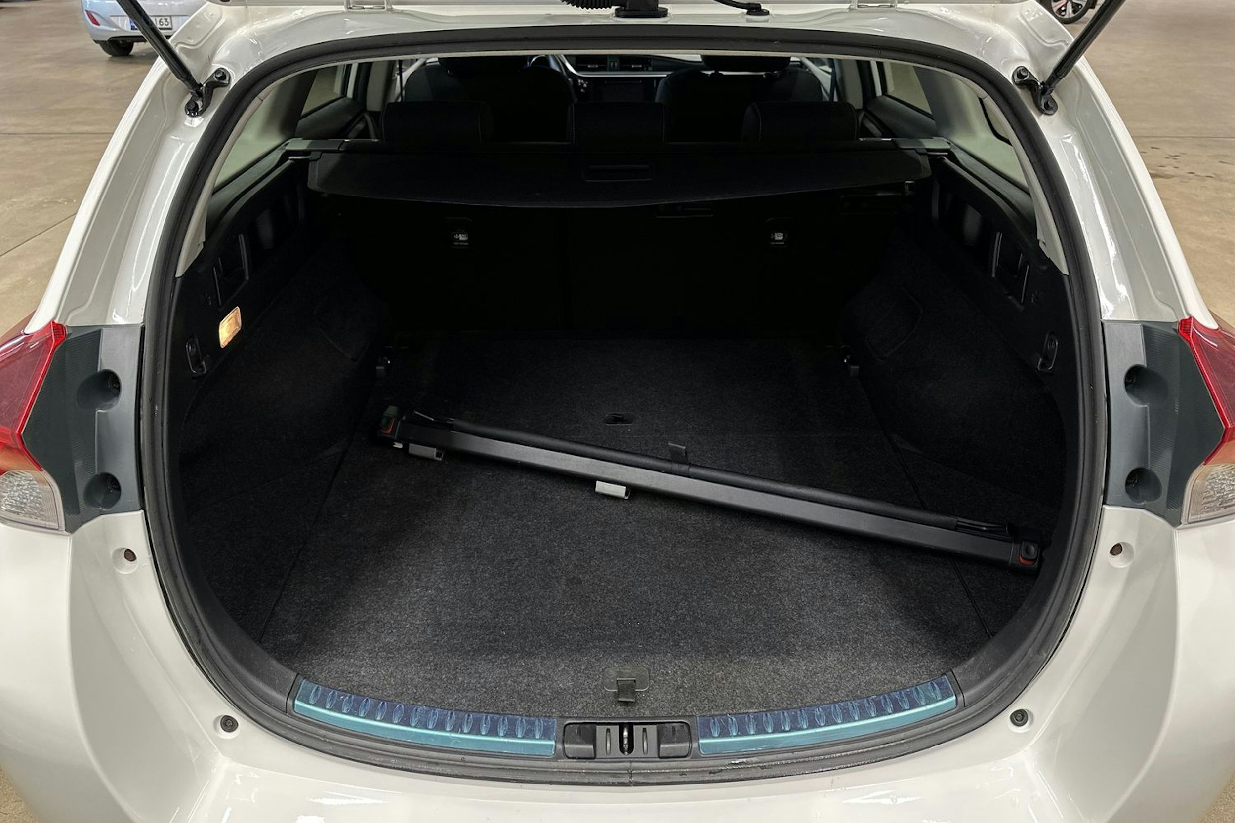 valkoinen Toyota Auris 2018 kuva 24.