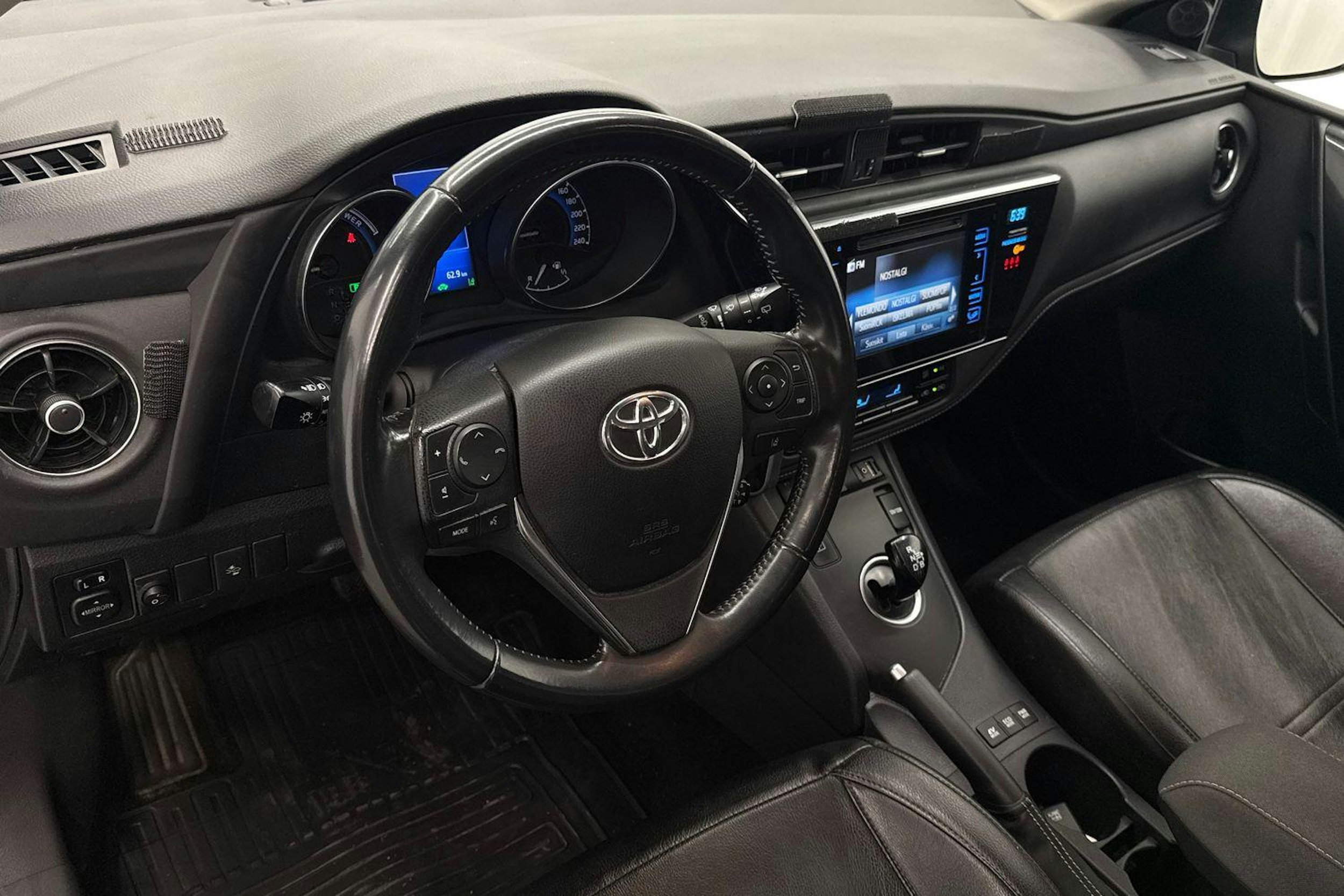 musta Toyota Auris 2018 kuva 6.