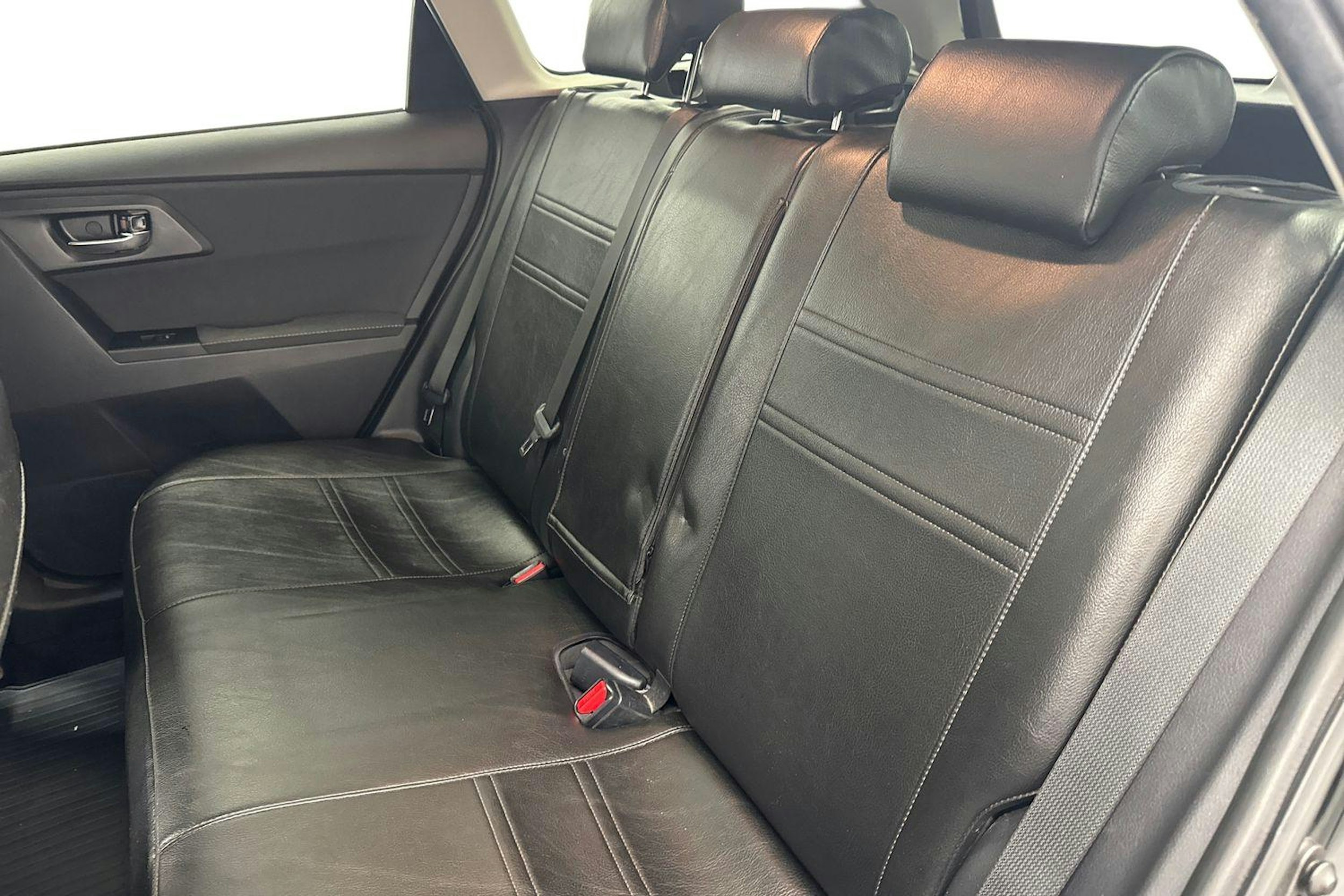 musta Toyota Auris 2018 kuva 8.