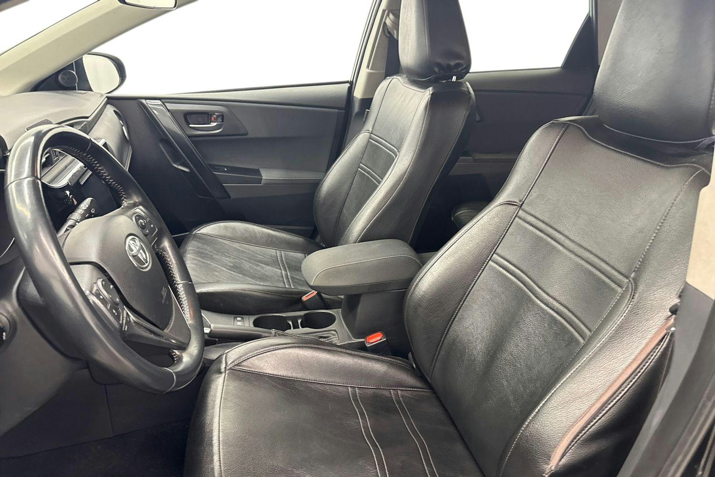 musta Toyota Auris 2018 kuva 9.