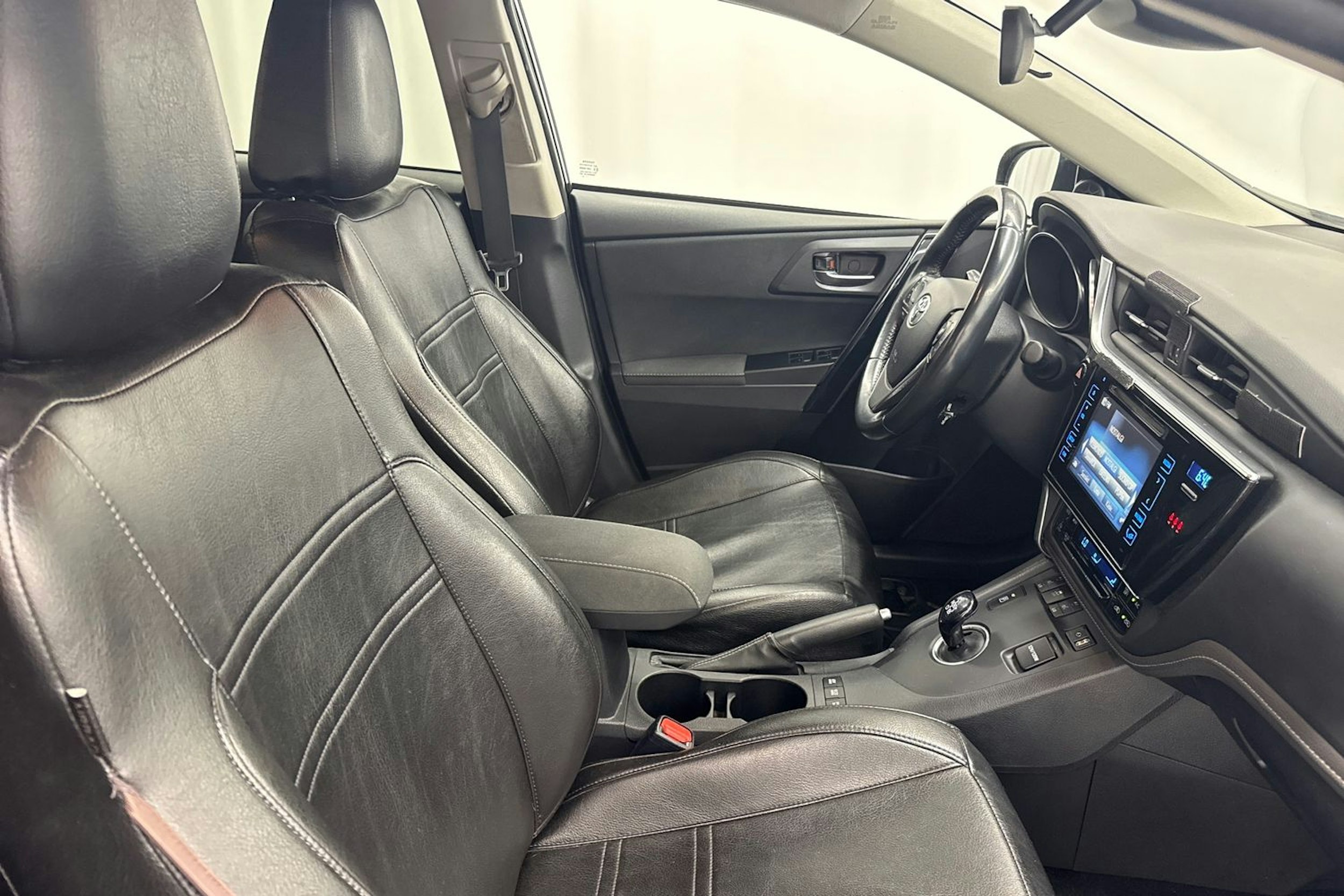 musta Toyota Auris 2018 kuva 10.