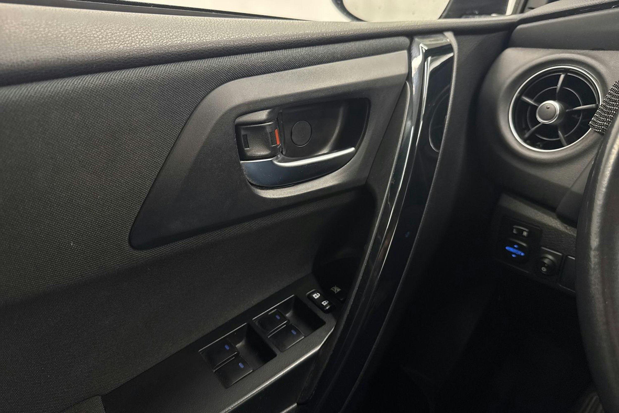 musta Toyota Auris 2018 kuva 16.