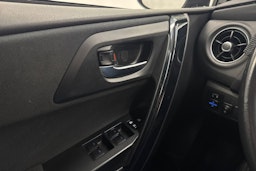musta Toyota Auris 2018 kuva 16.