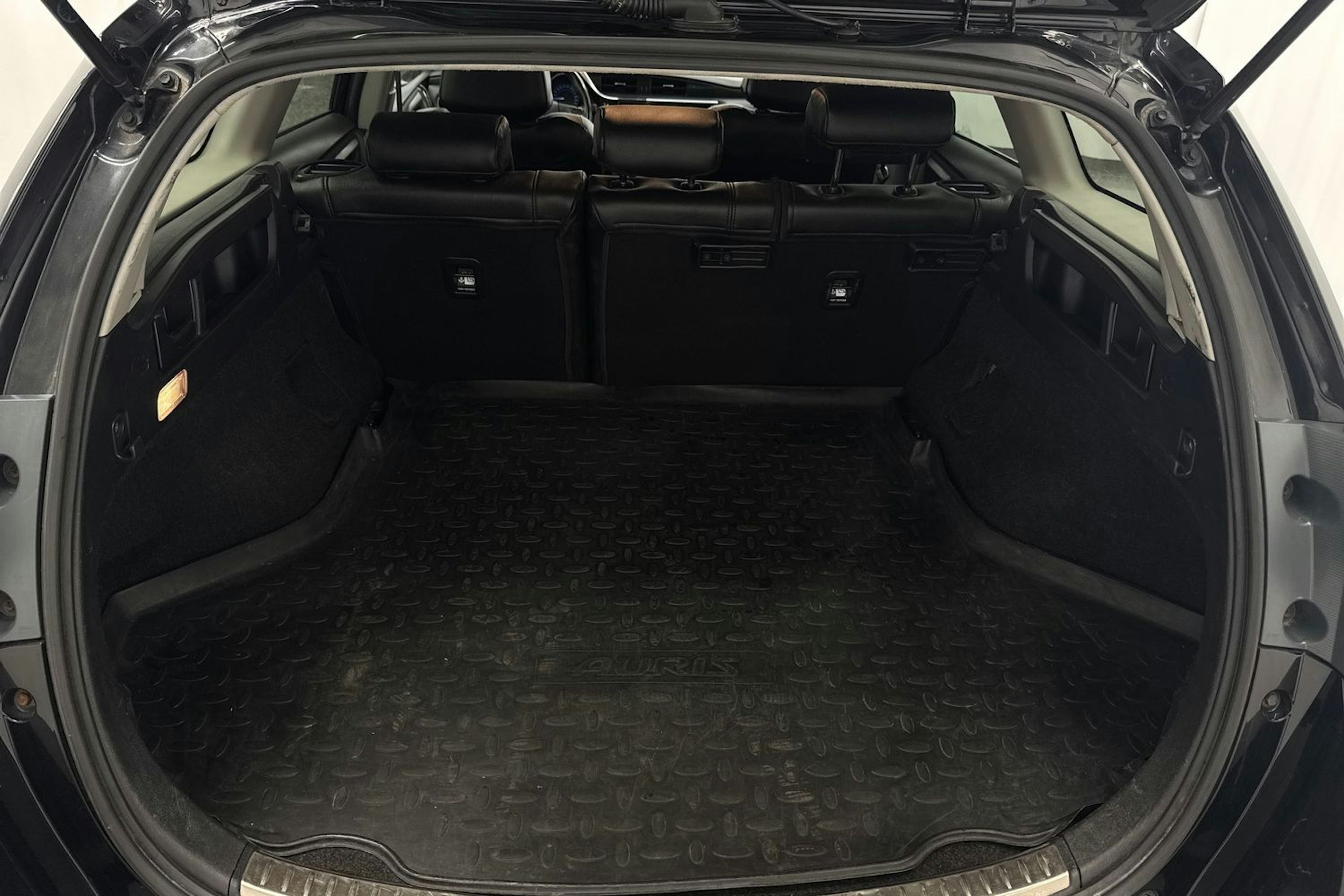 musta Toyota Auris 2018 kuva 27.