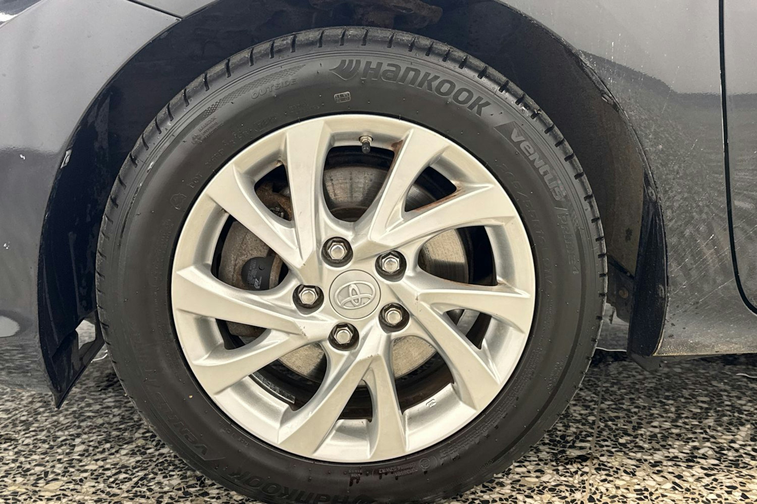 musta Toyota Auris 2018 kuva 28.
