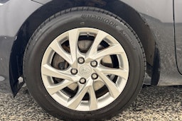 musta Toyota Auris 2018 kuva 28.