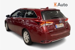 punainen Toyota Auris 2018 kuva 2.