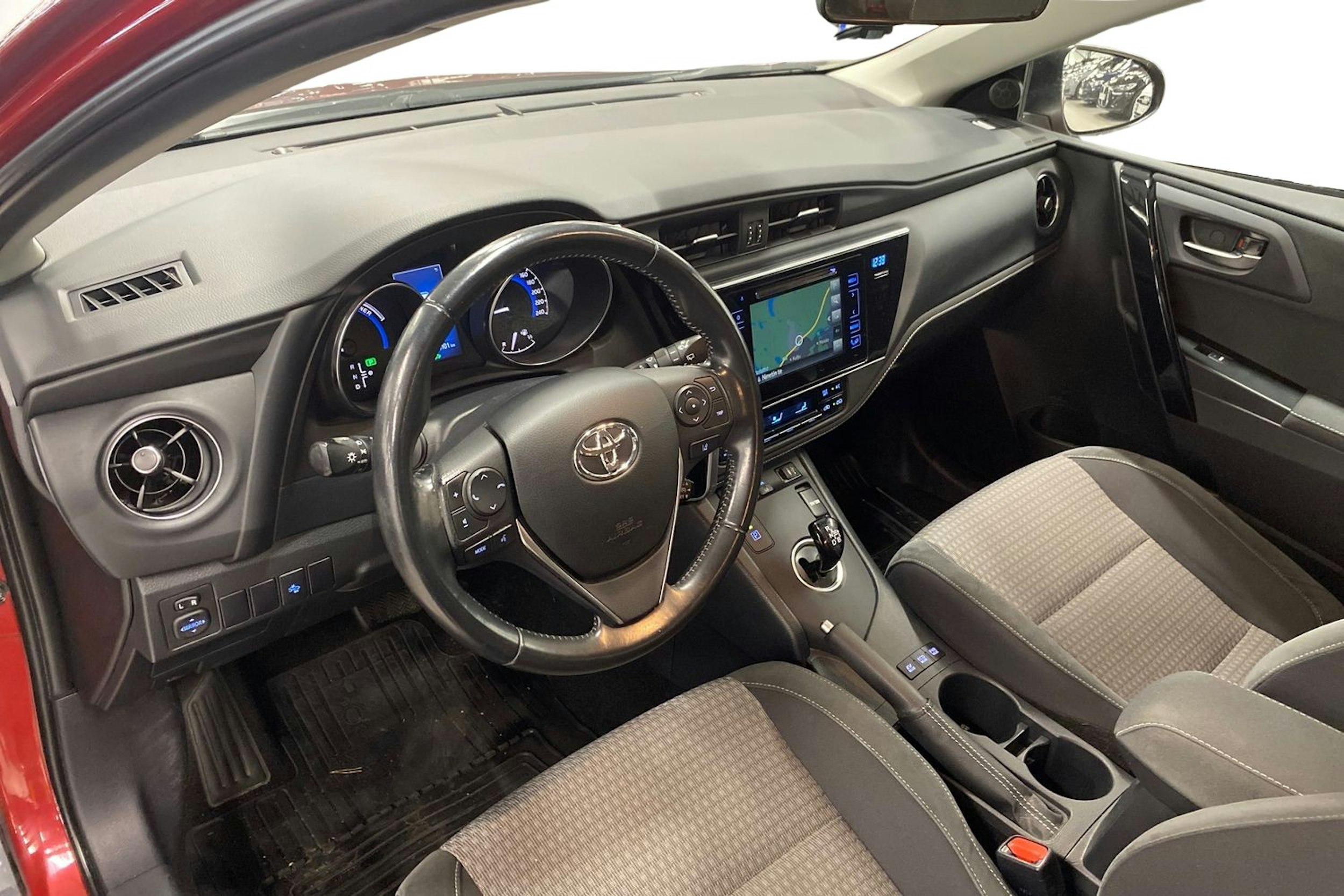punainen Toyota Auris 2018 kuva 3.