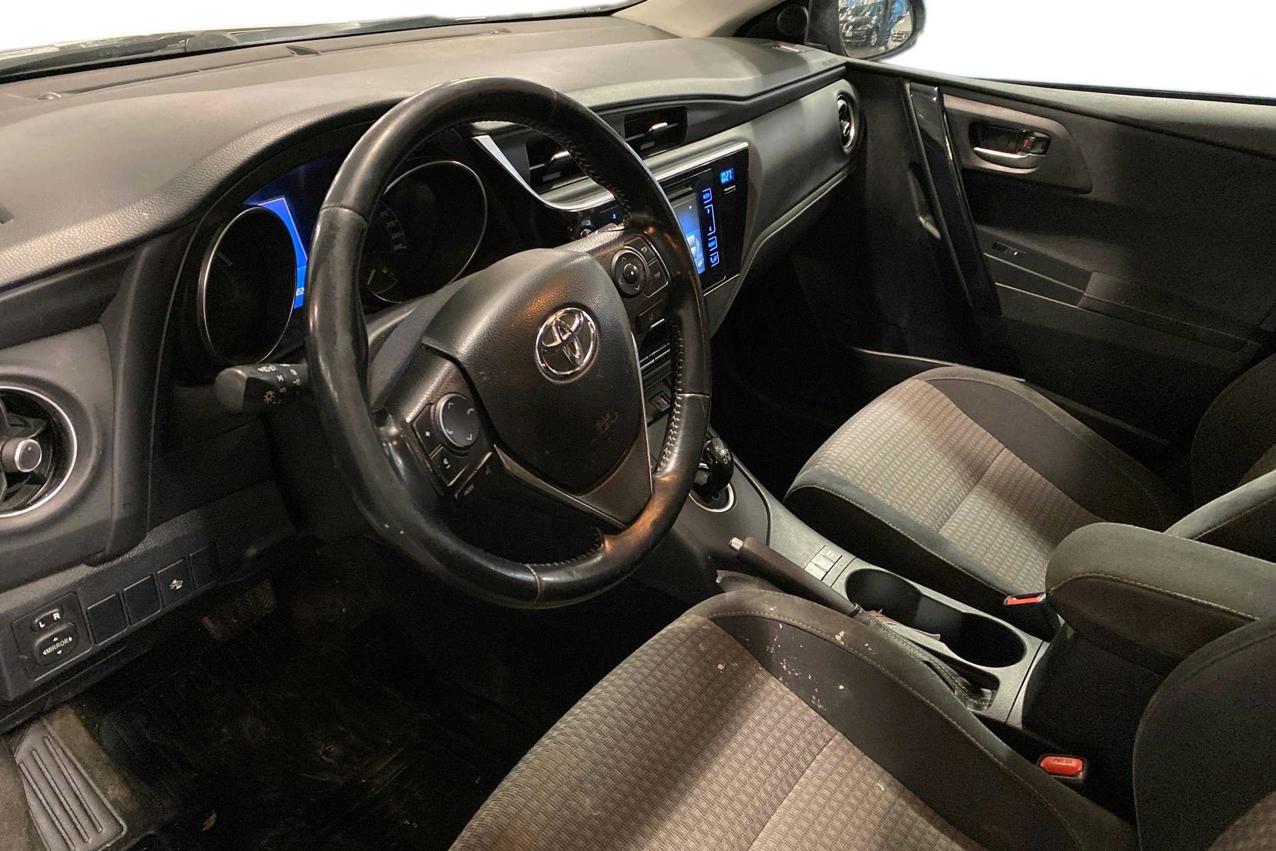 Harmaa Toyota Auris 2018 kuva 7.