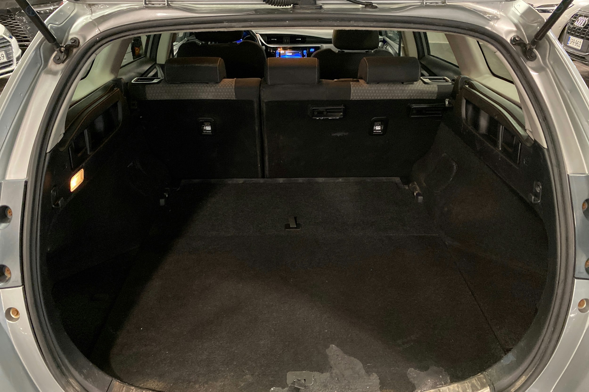 Harmaa Toyota Auris 2018 kuva 15.