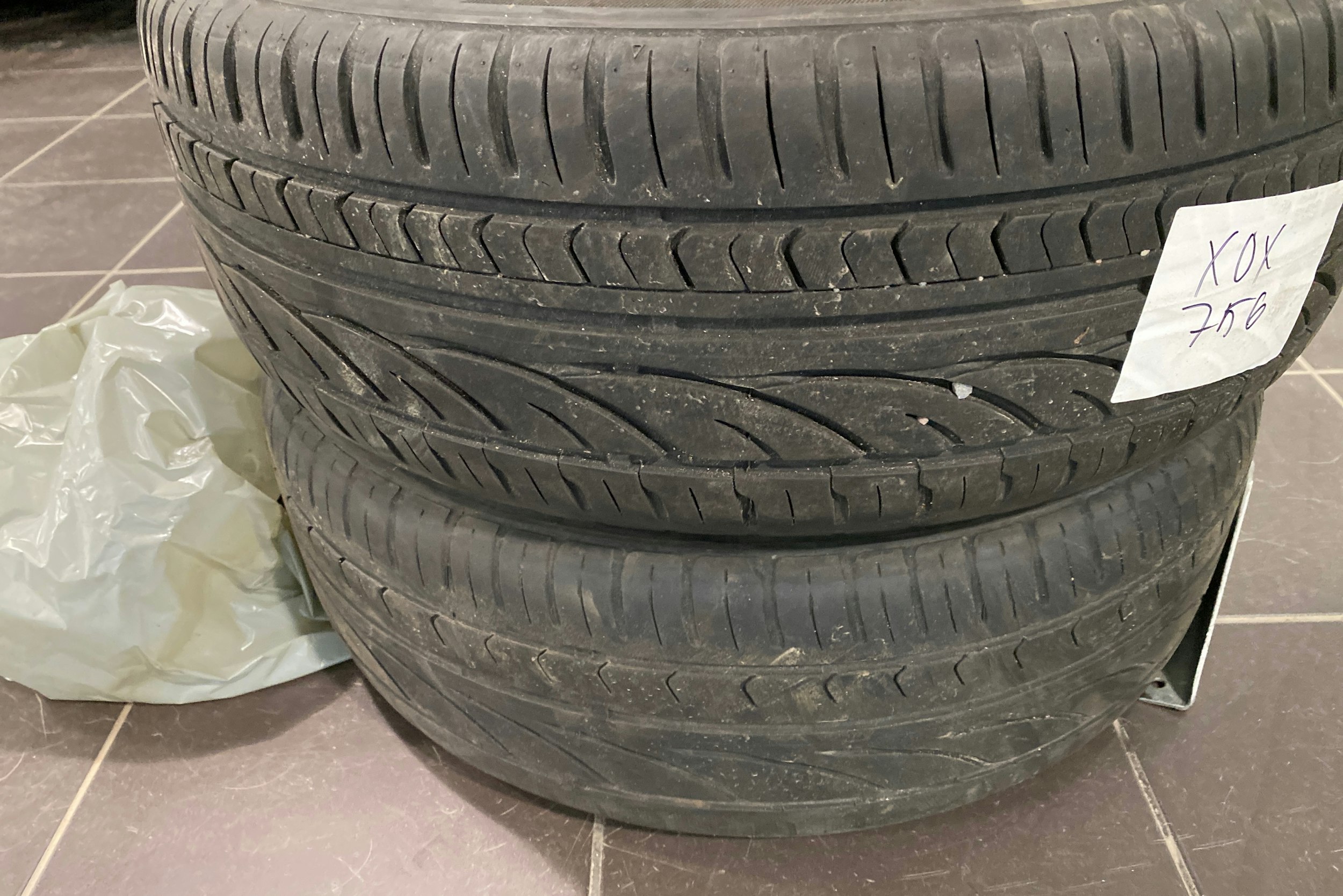 Harmaa Toyota Auris 2018 kuva 22.