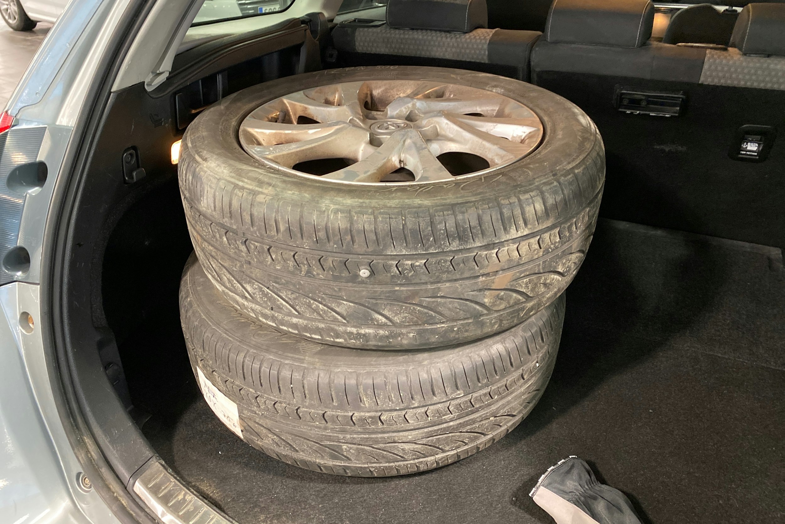 Harmaa Toyota Auris 2018 kuva 23.