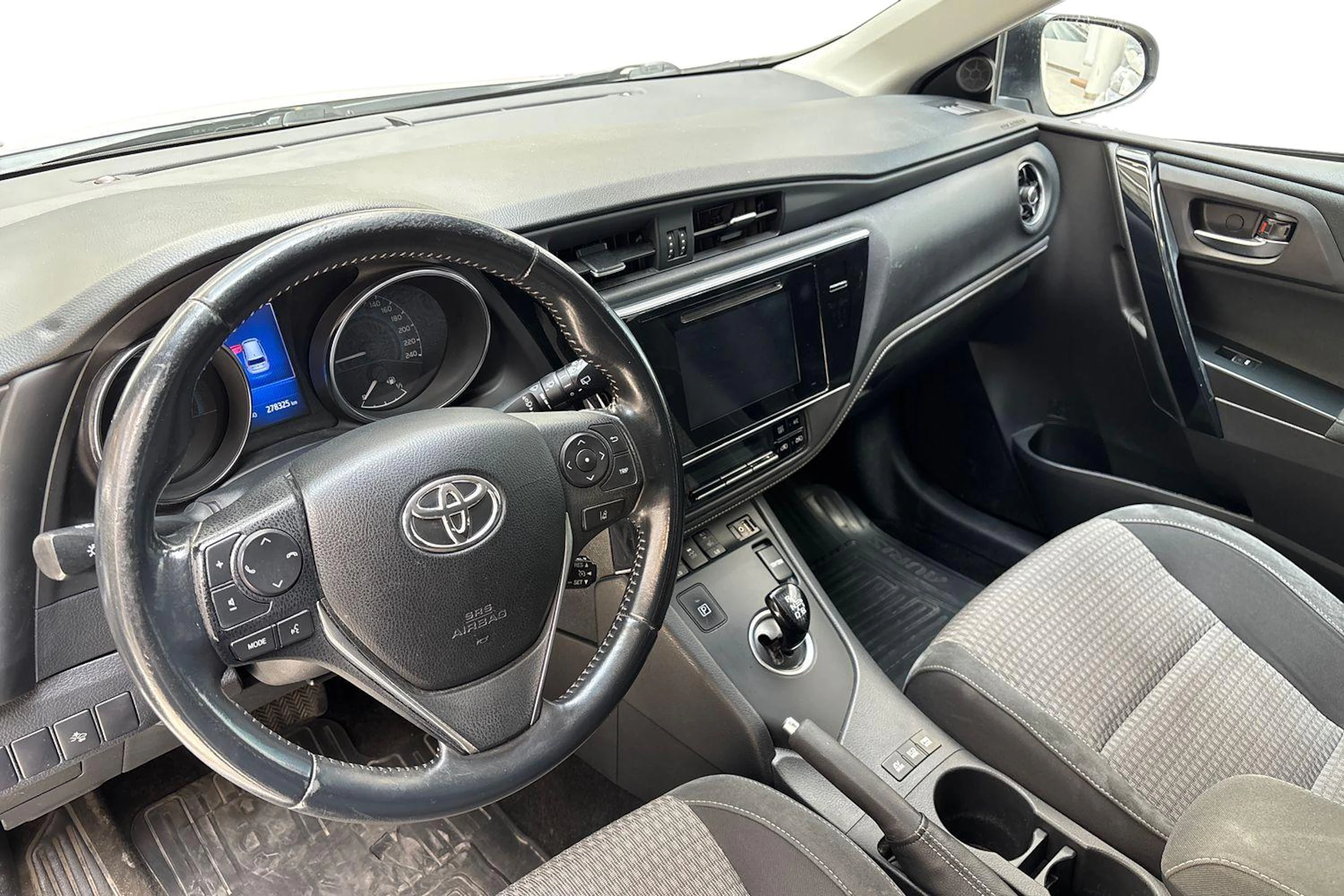 valkoinen Toyota Auris 2018 kuva 8.