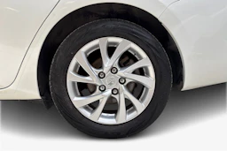 valkoinen Toyota Auris 2018 kuva 12.