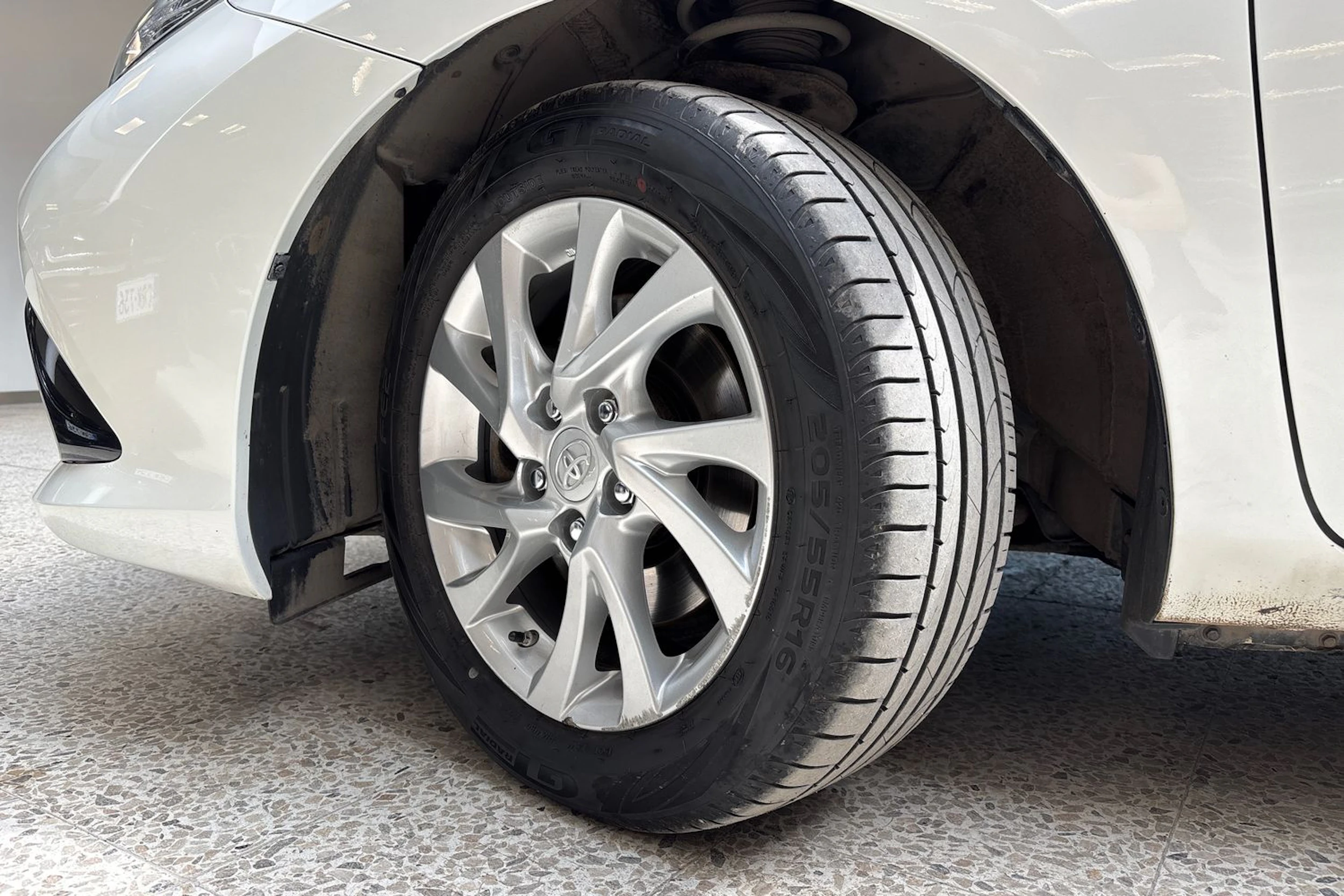 valkoinen Toyota Auris 2018 kuva 13.