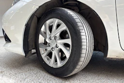 valkoinen Toyota Auris 2018 kuva 13.