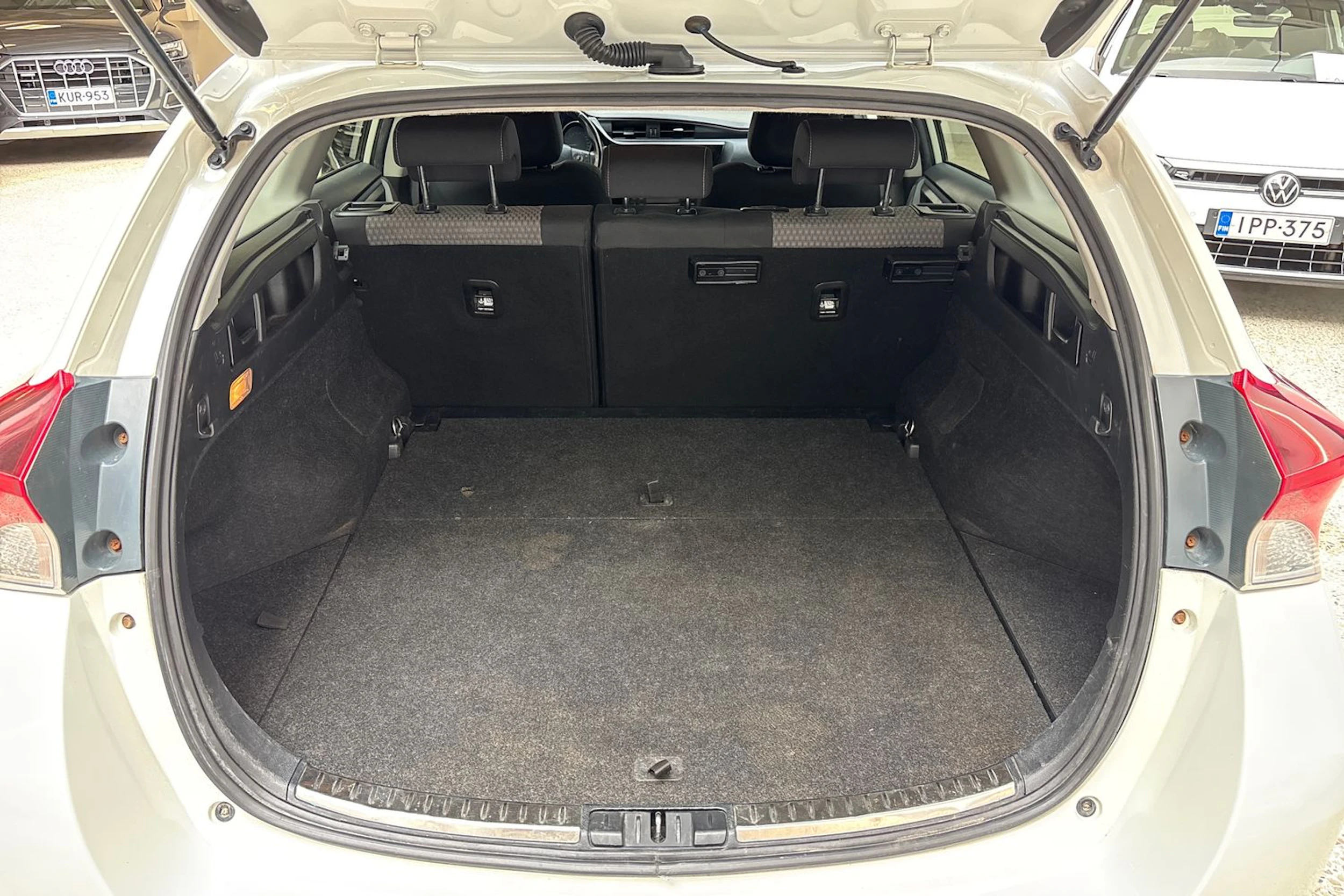 valkoinen Toyota Auris 2018 kuva 16.
