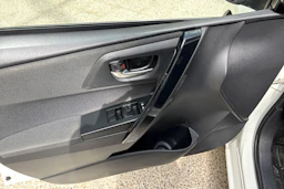 valkoinen Toyota Auris 2018 kuva 18.
