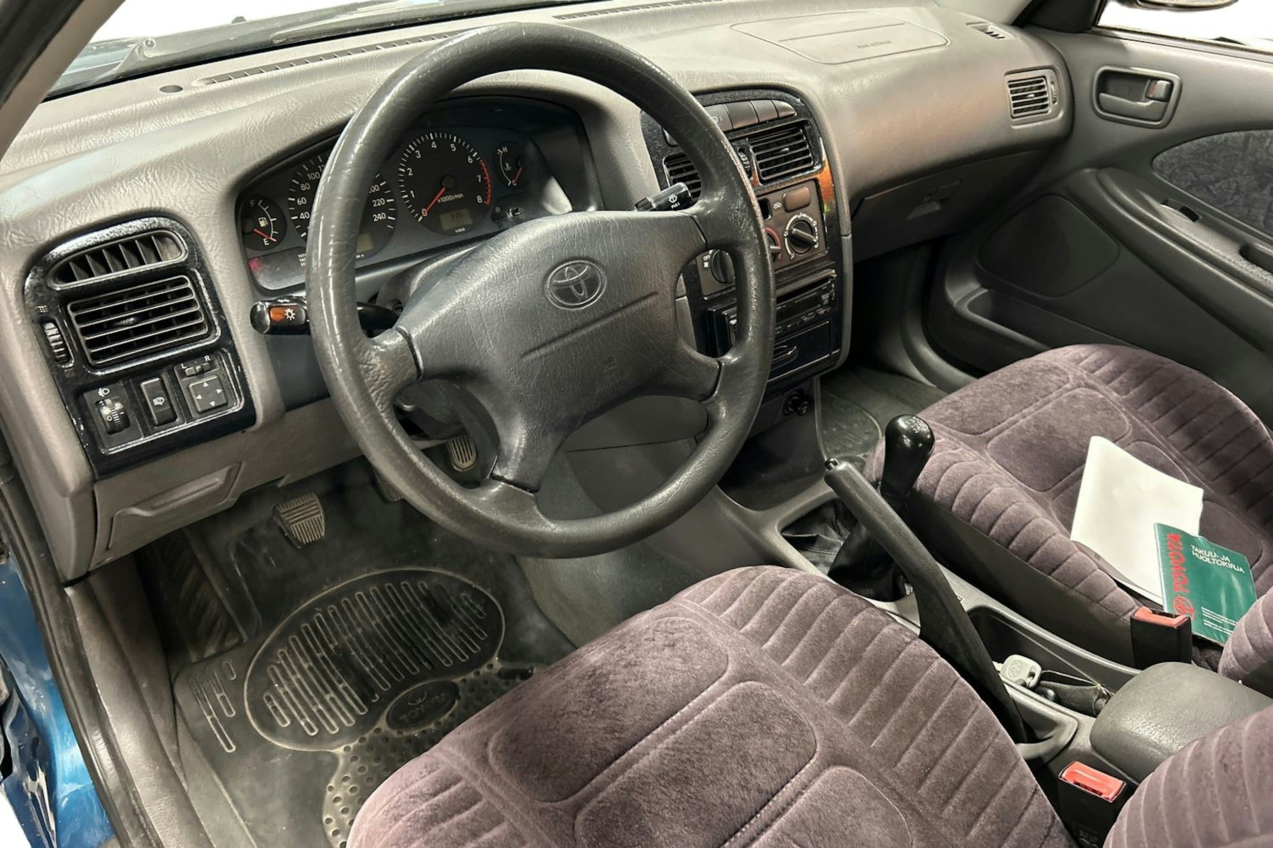 turkoosi Toyota Avensis 1999 kuva 3.