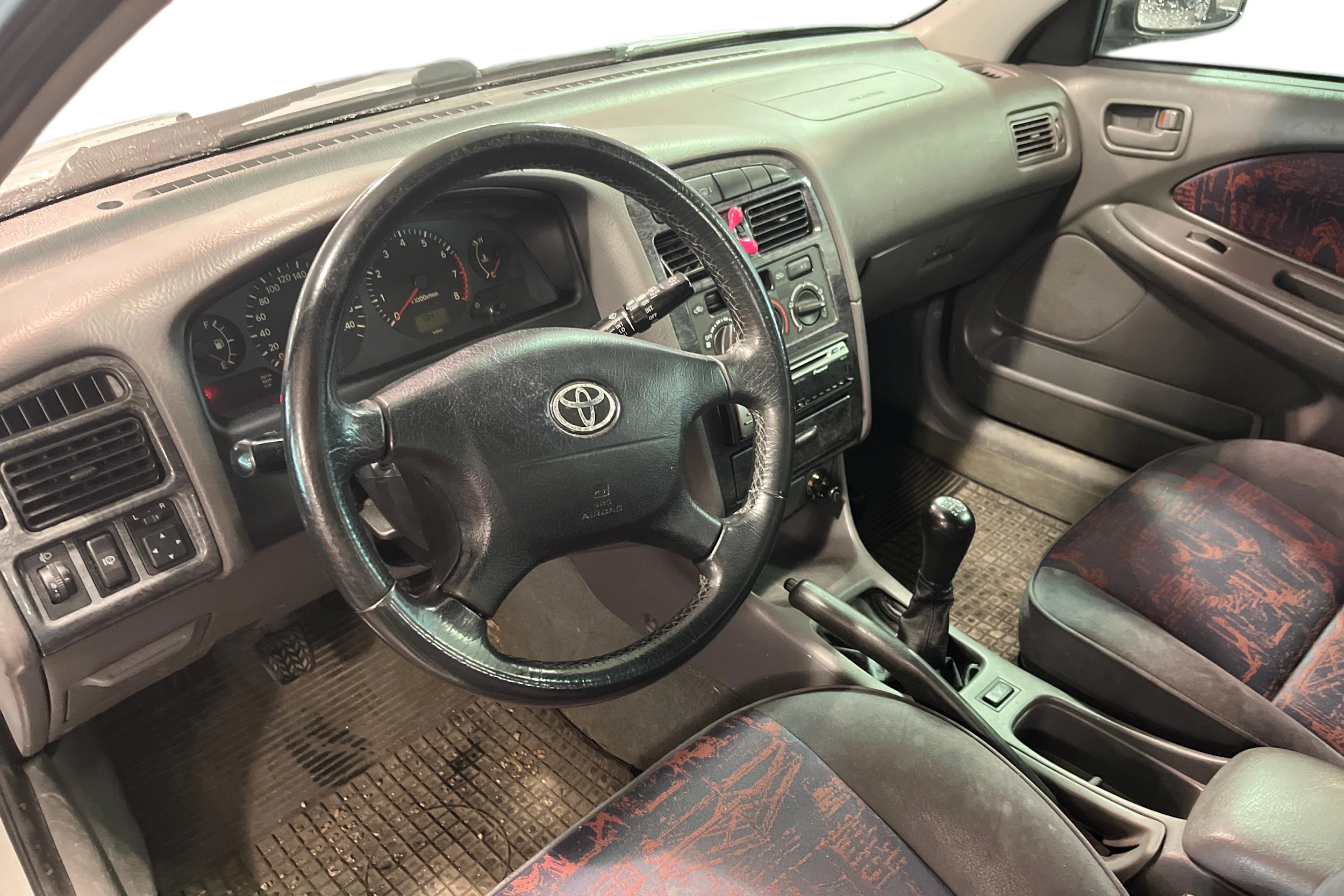 hopea Toyota Avensis 2000 kuva 6.