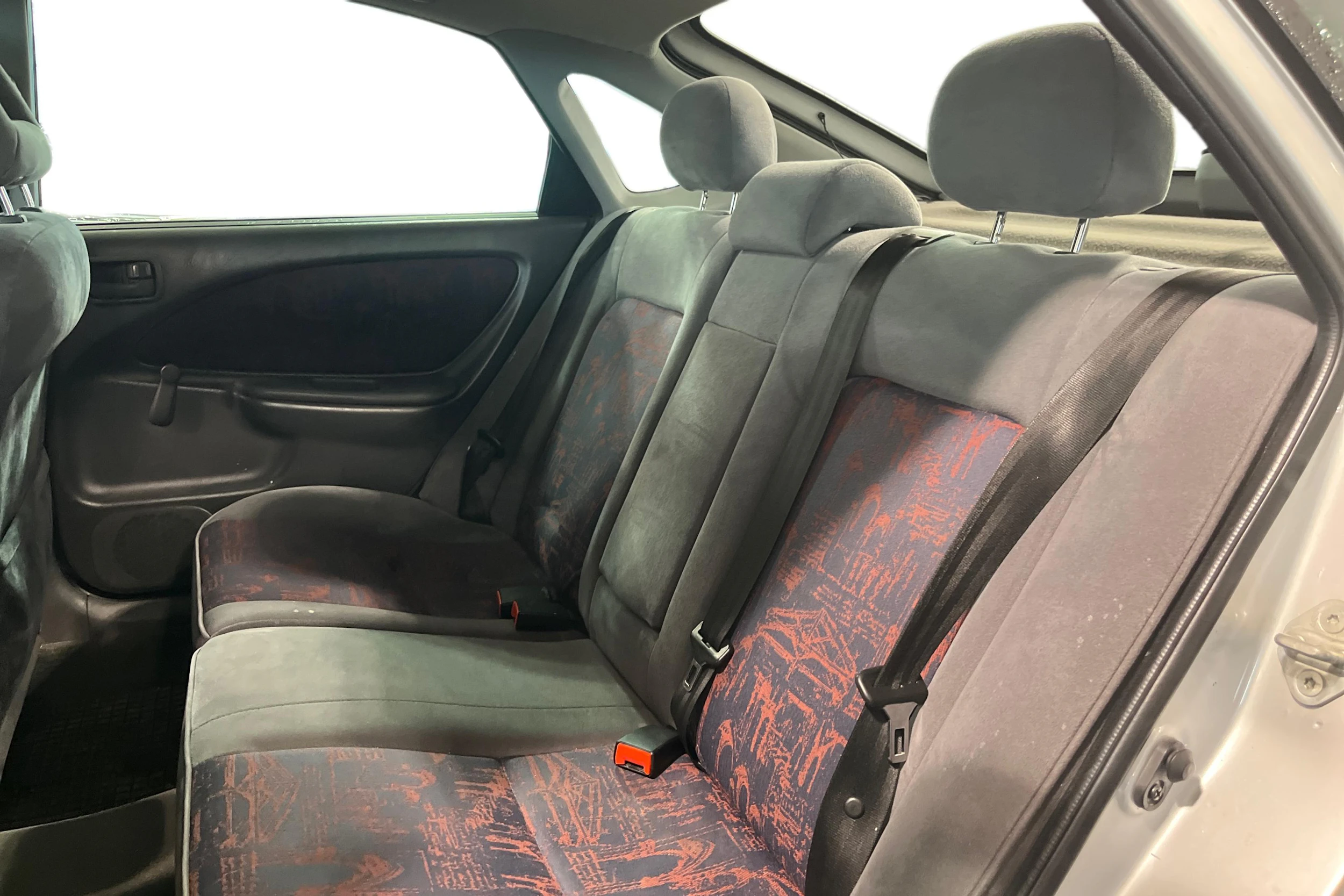 hopea Toyota Avensis 2000 kuva 8.