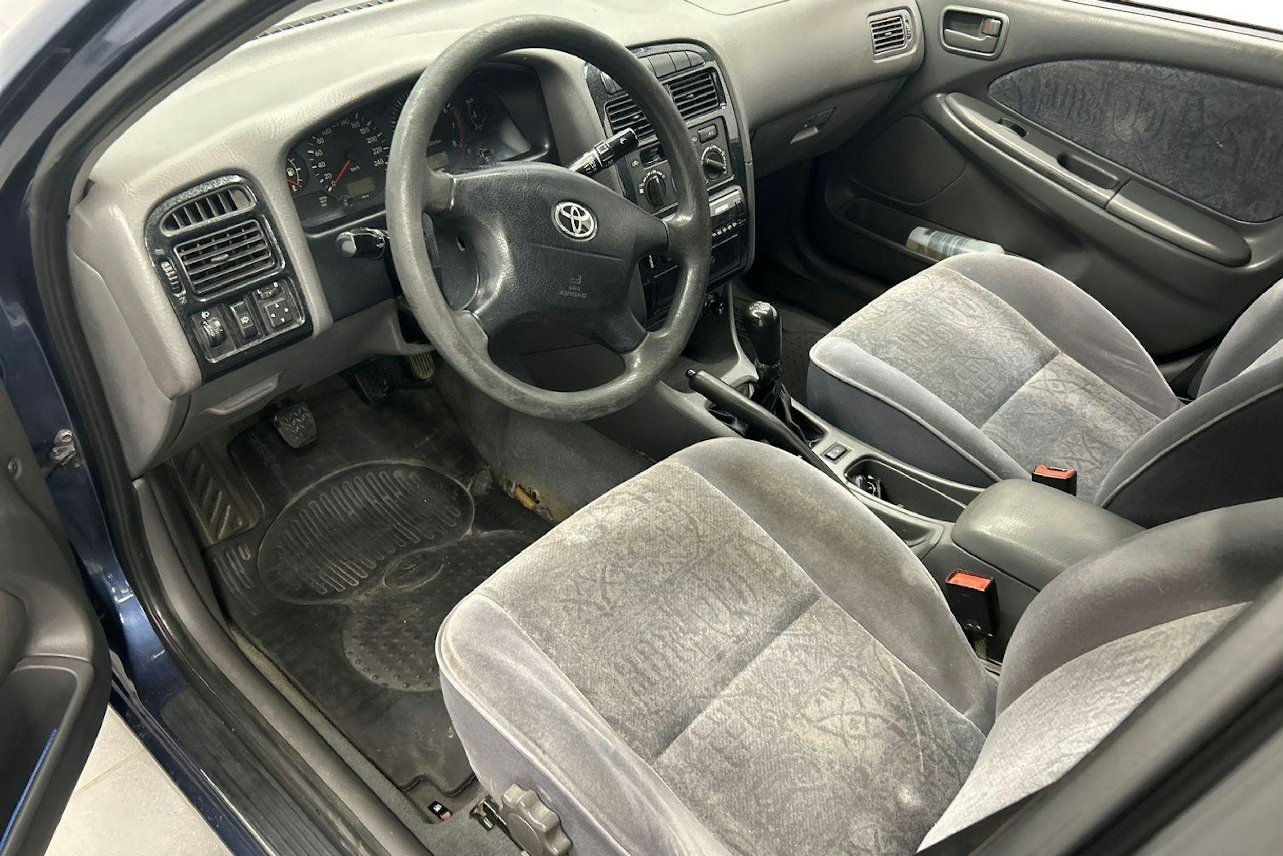 sininen Toyota Avensis 2000 kuva 6.