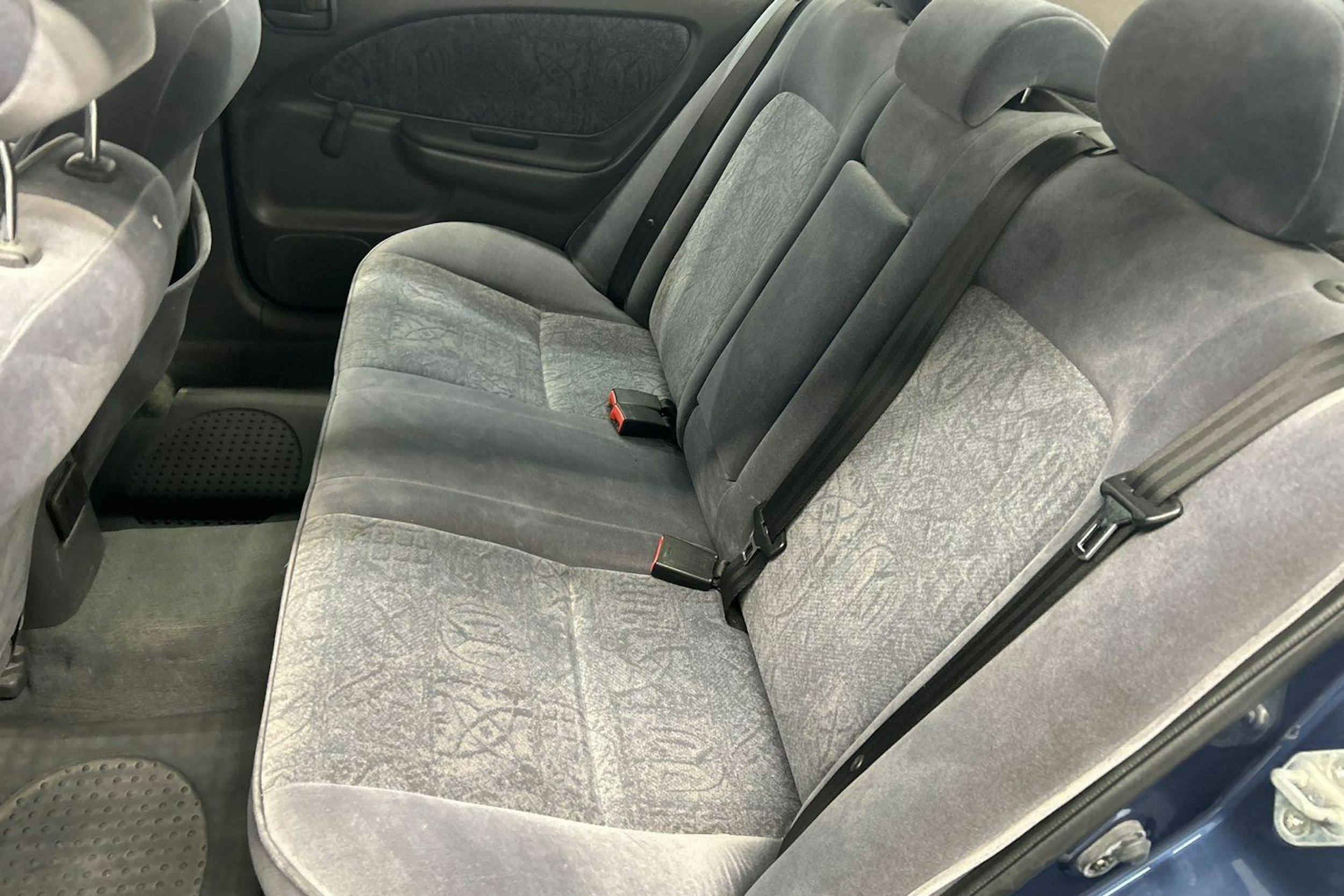 sininen Toyota Avensis 2000 kuva 8.