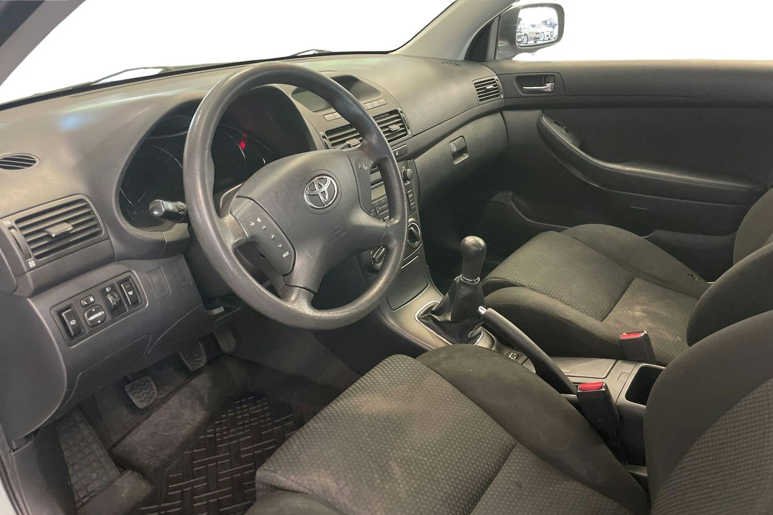 hopea Toyota Avensis 2003 kuva 7.