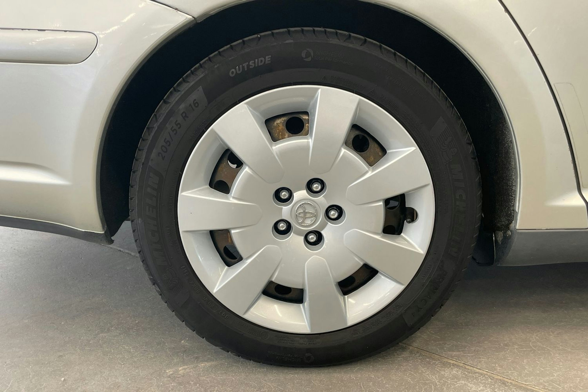 hopea Toyota Avensis 2003 kuva 13.