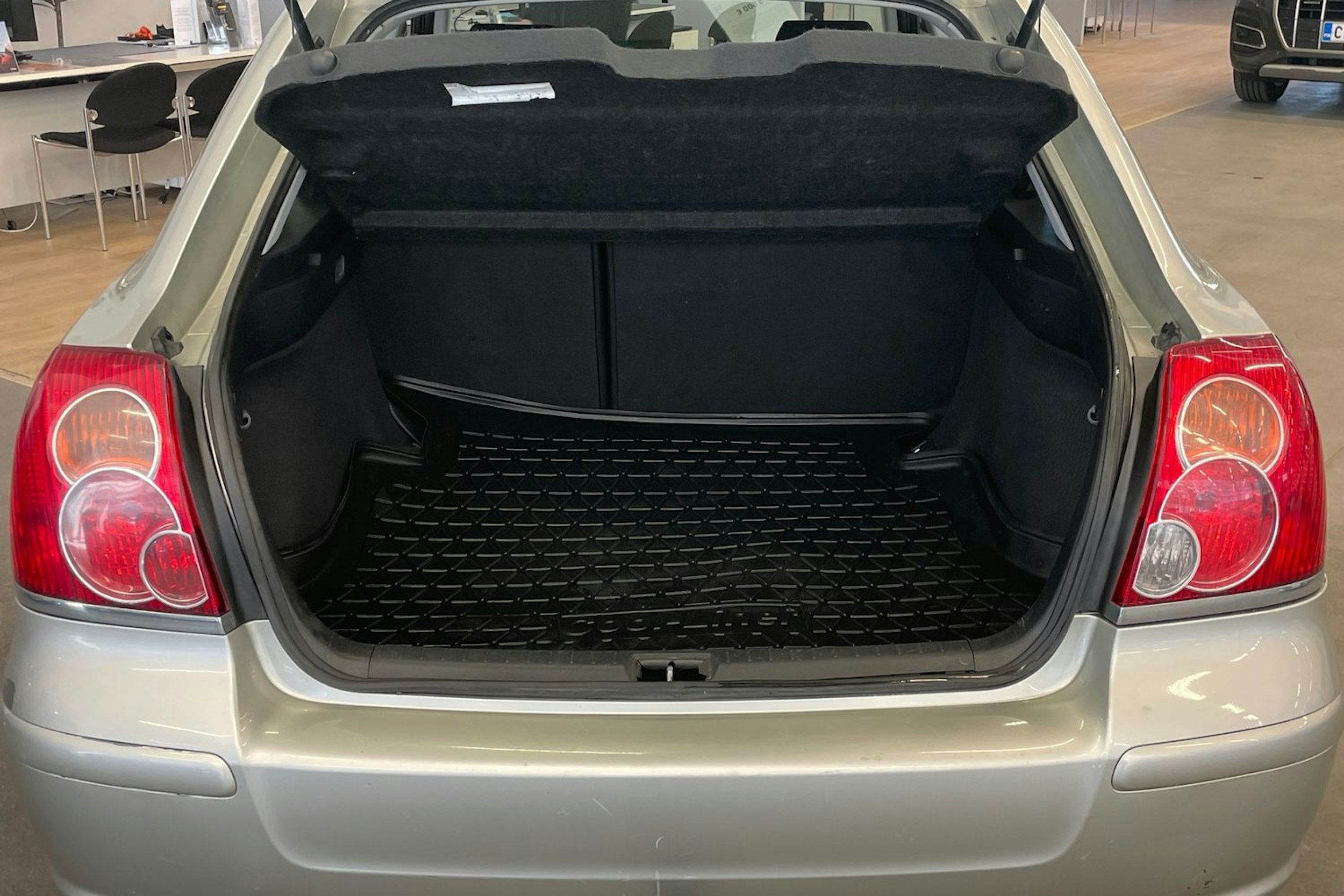 hopea Toyota Avensis 2003 kuva 17.
