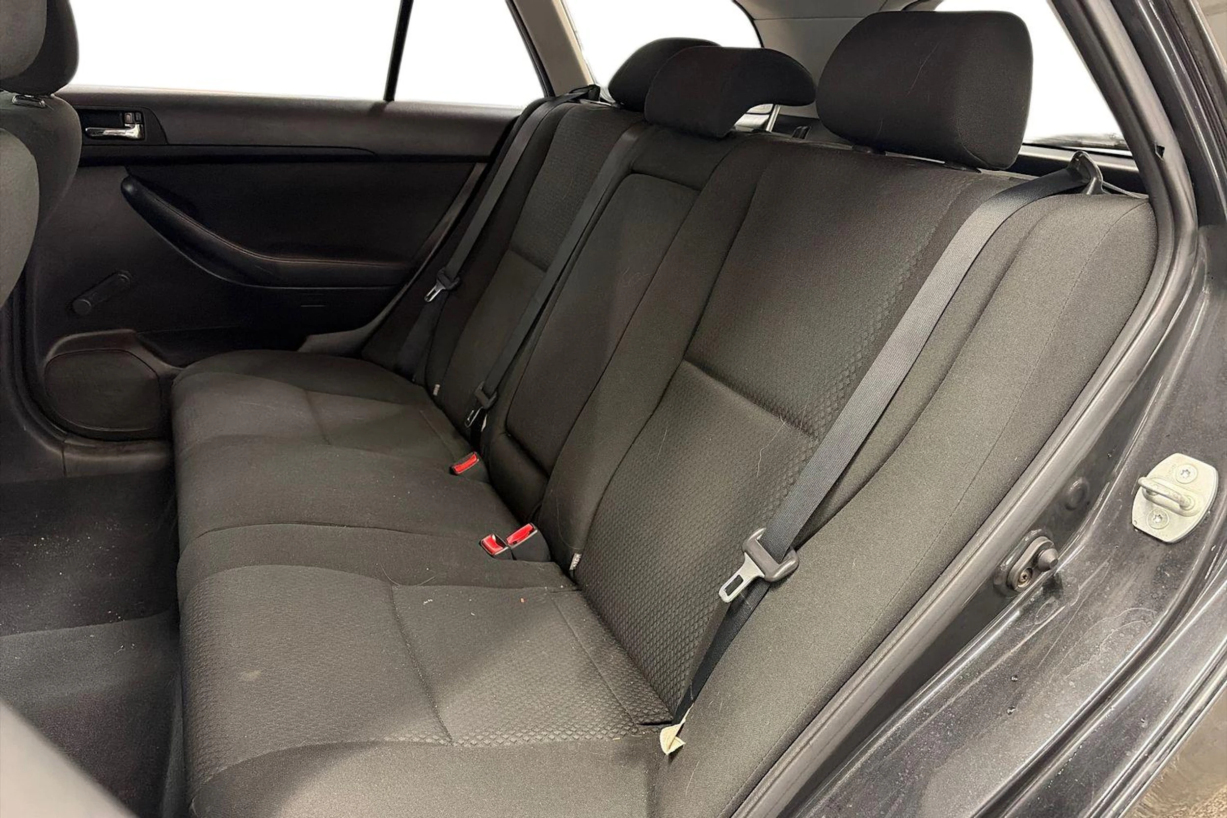 Musta Toyota AVENSIS 2004 kuva 8.