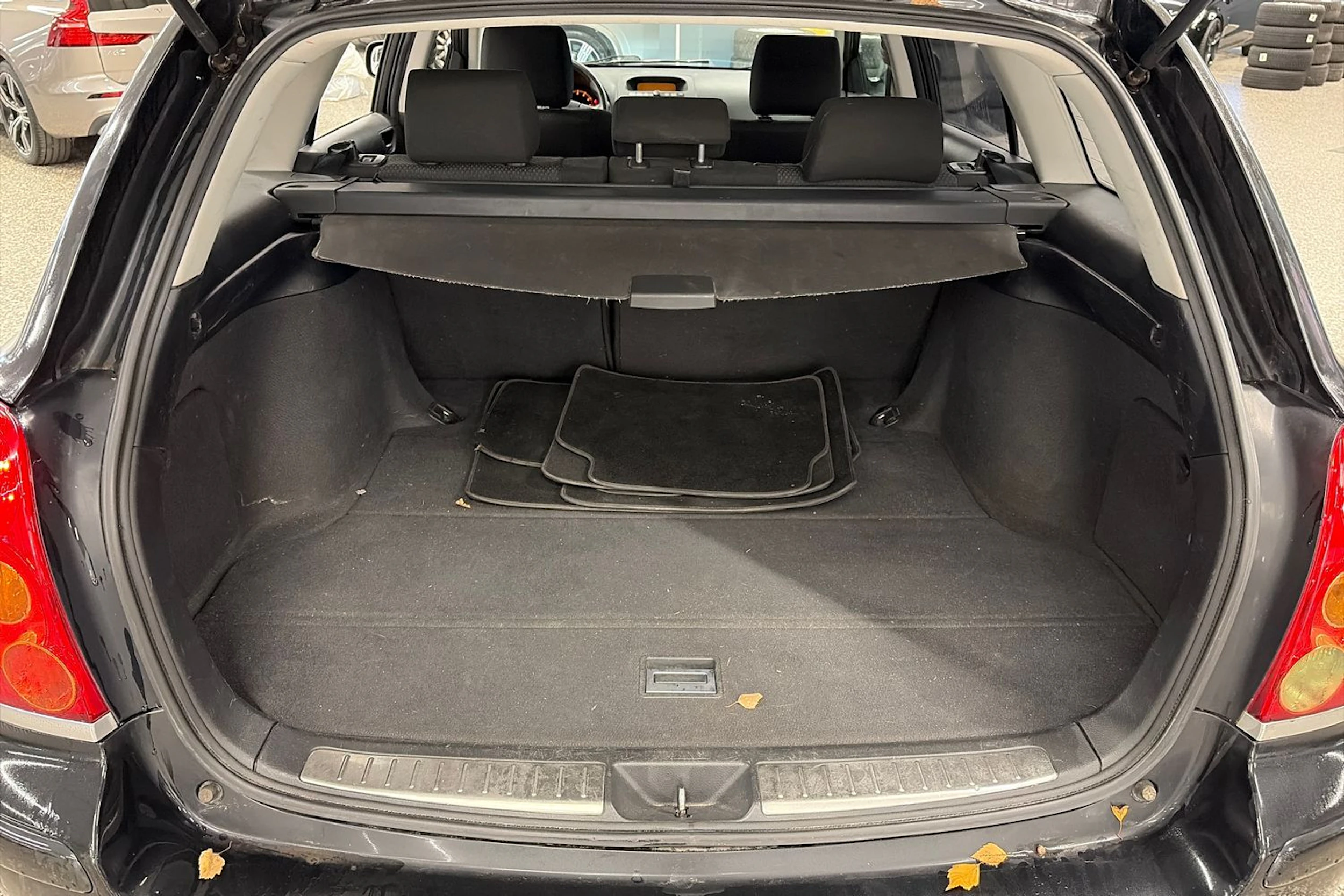 Musta Toyota AVENSIS 2004 kuva 10.
